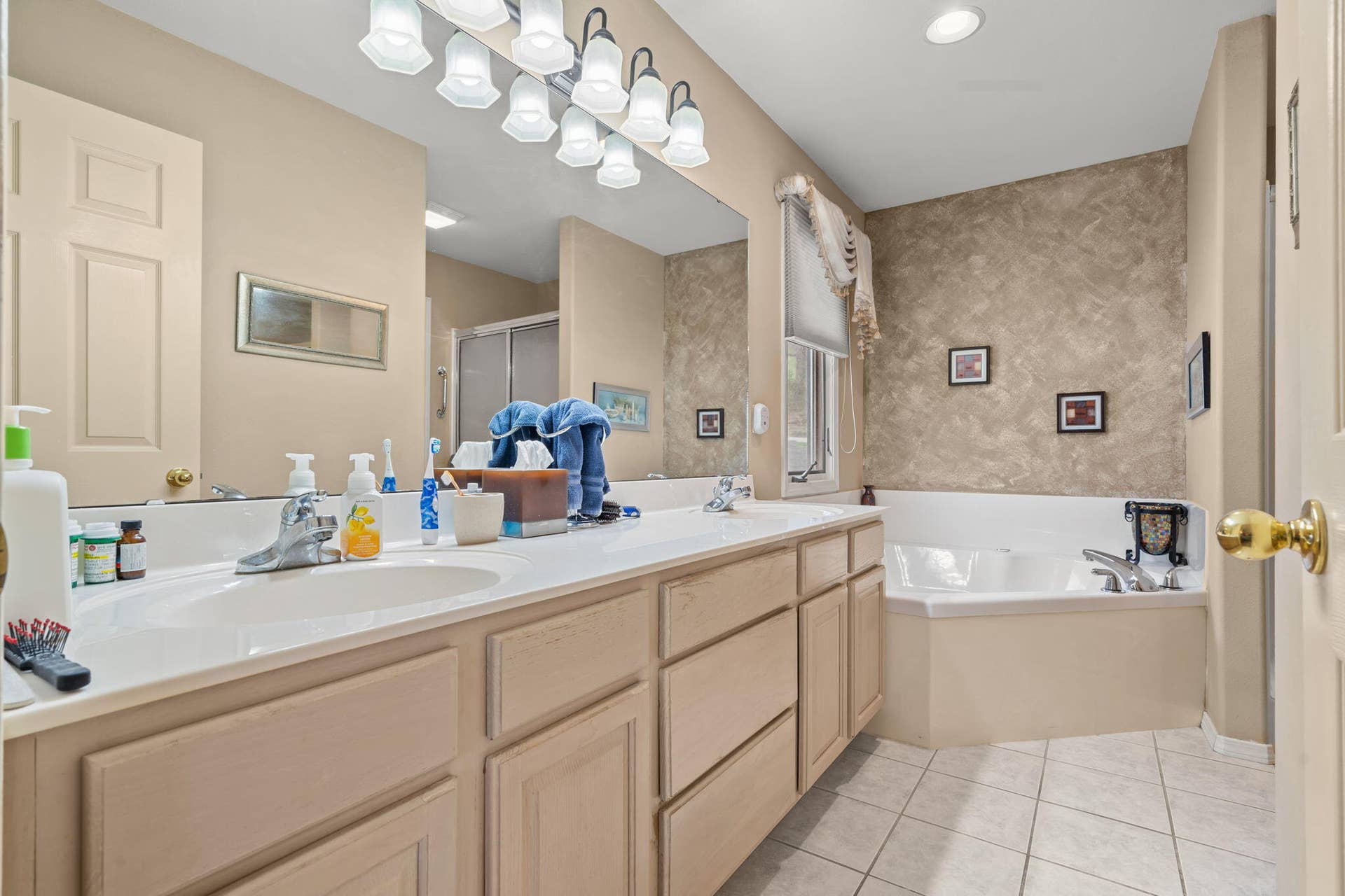 133-Point-Seven-Rd-15-Ensuite-Bath-Tub