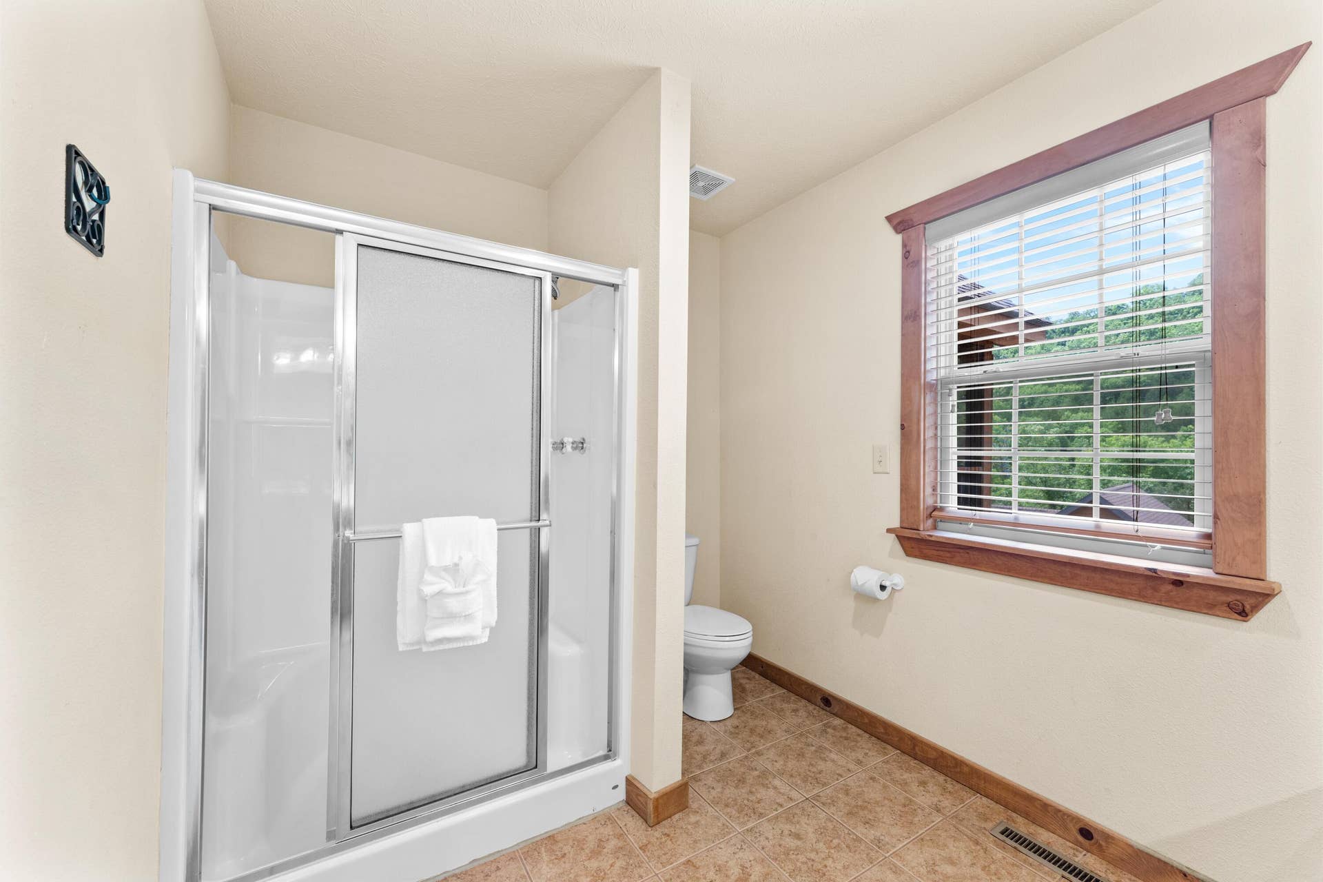 558 Baldknobber Drive, #49, Branson West, MO 65737 guest bath 2