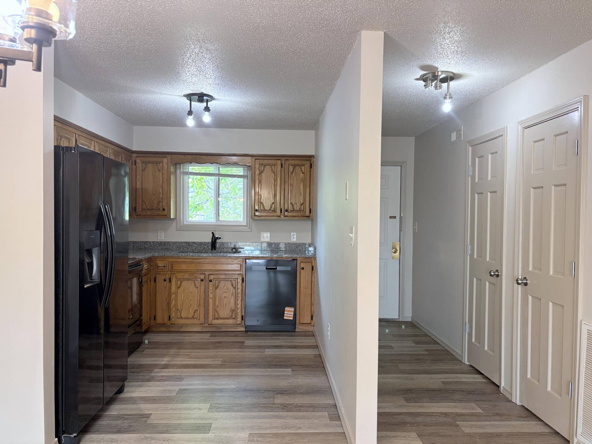 Kitchen/Foyer