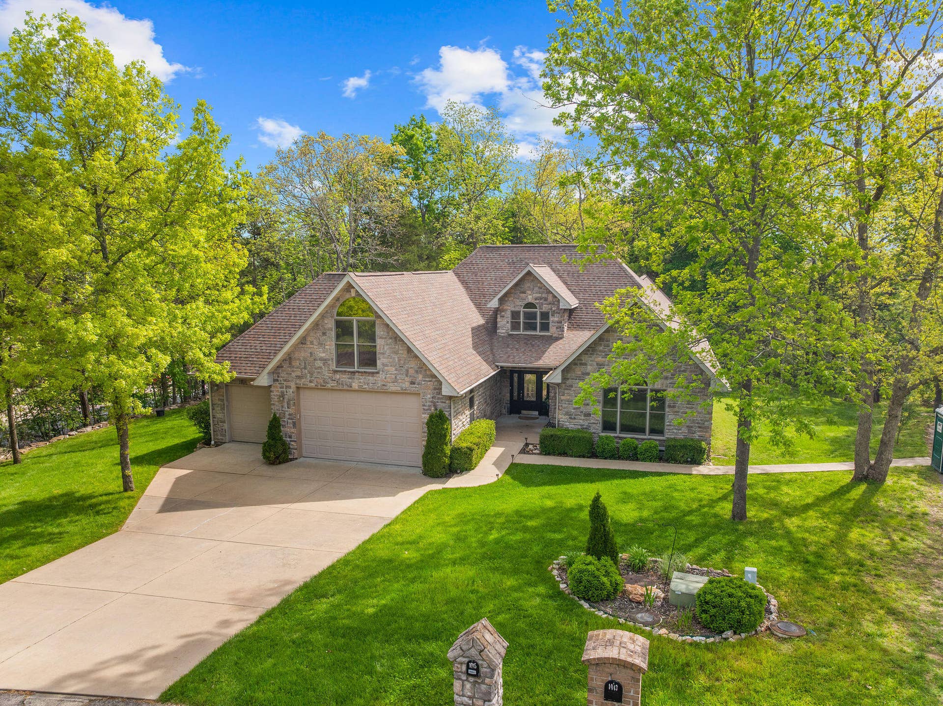 Front of home w/ stone exterior