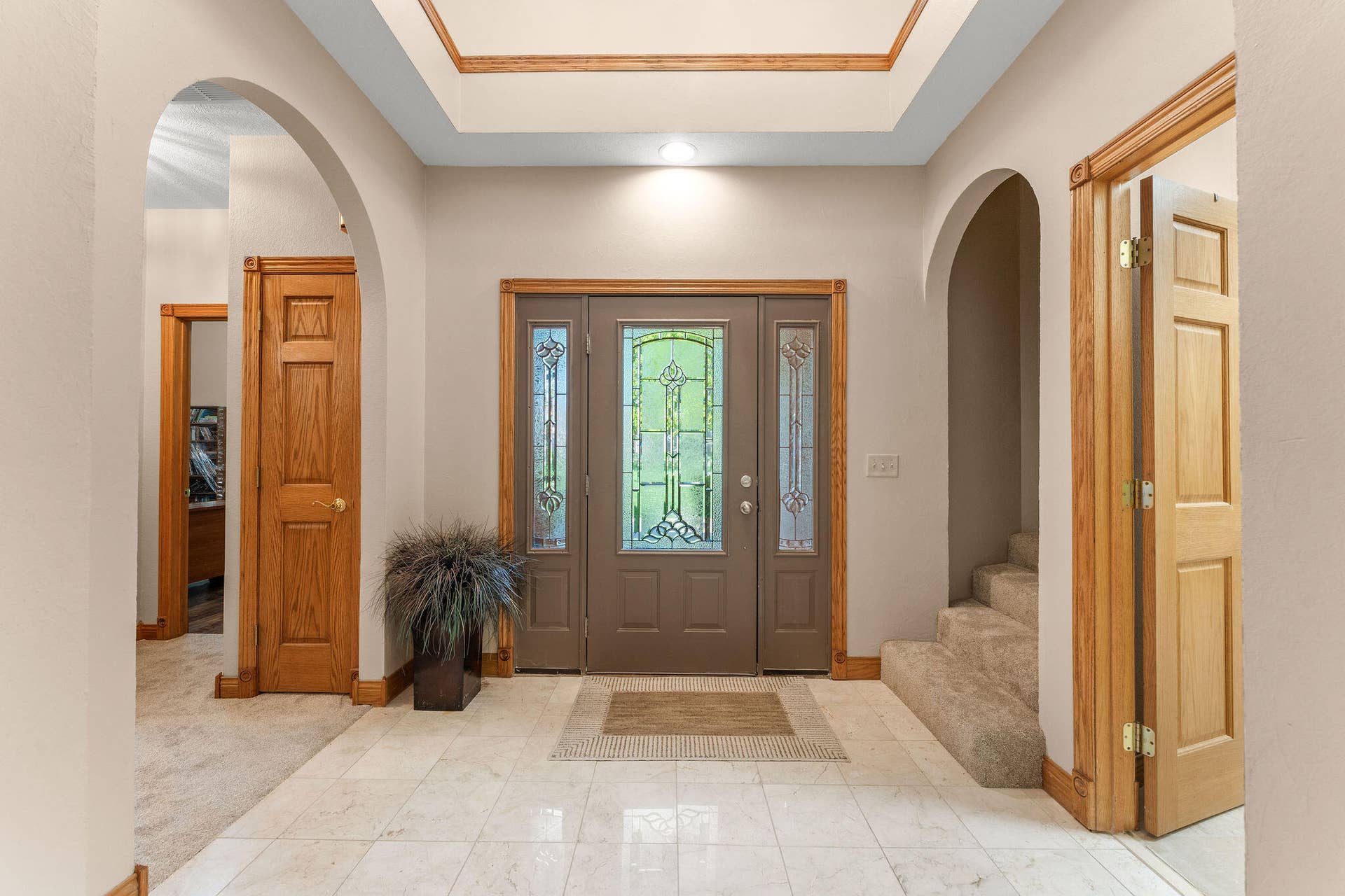 Entry with 20' ceiling