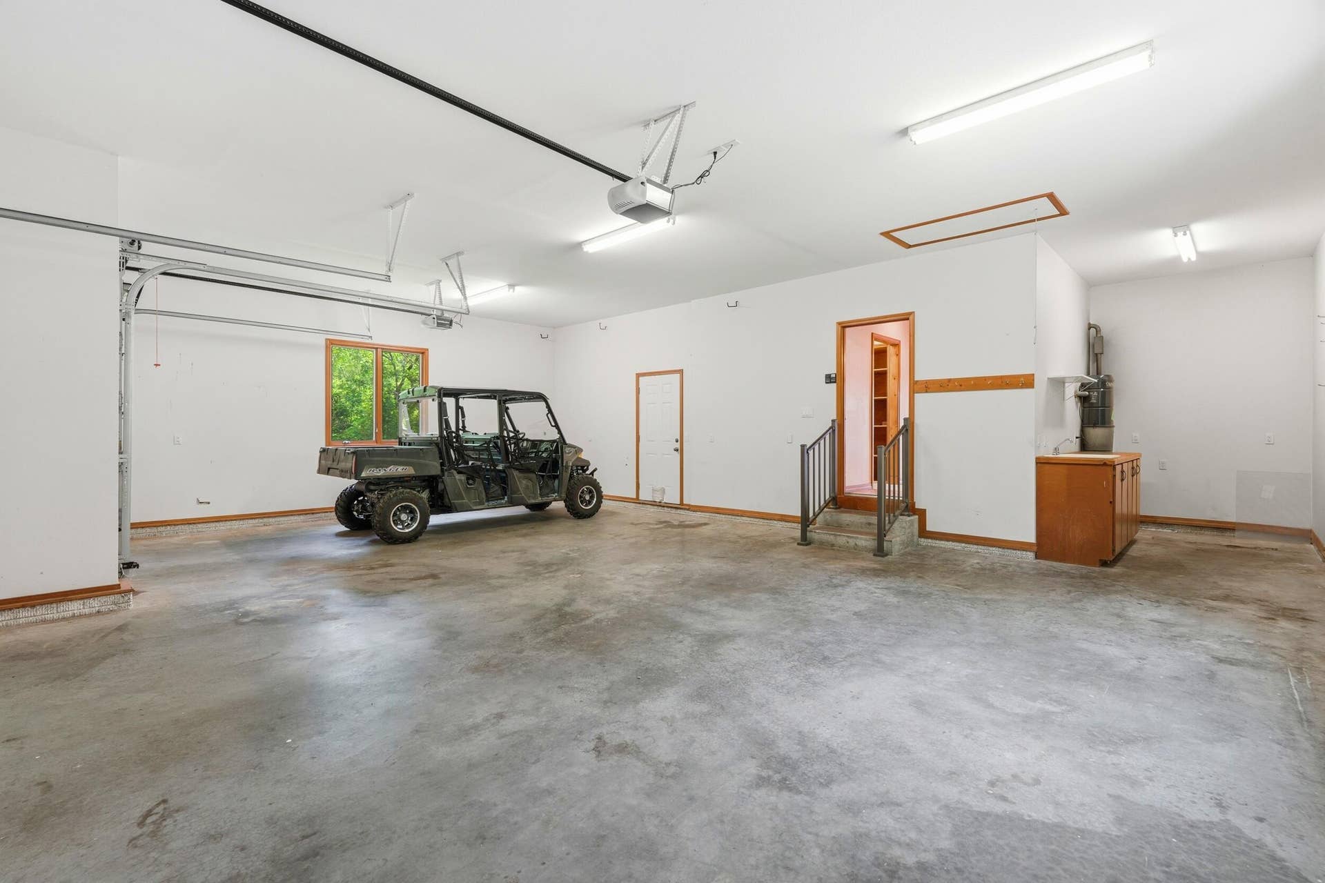 536 Morgan Trail, Branson West, MO 65737 Three-Car Attached Garage