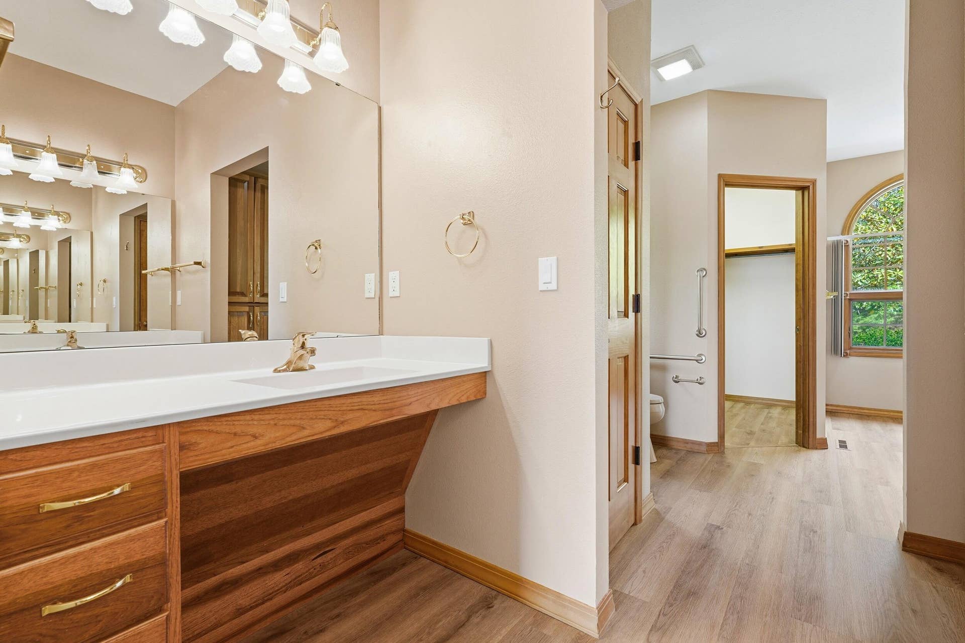 536 Morgan Trail, Branson West, MO 65737 Dual Vanities