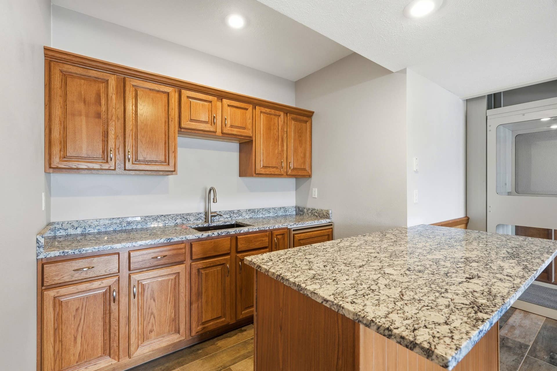 536 Morgan Trail, Branson West, MO 65737 Sleek Granite Surfaces
