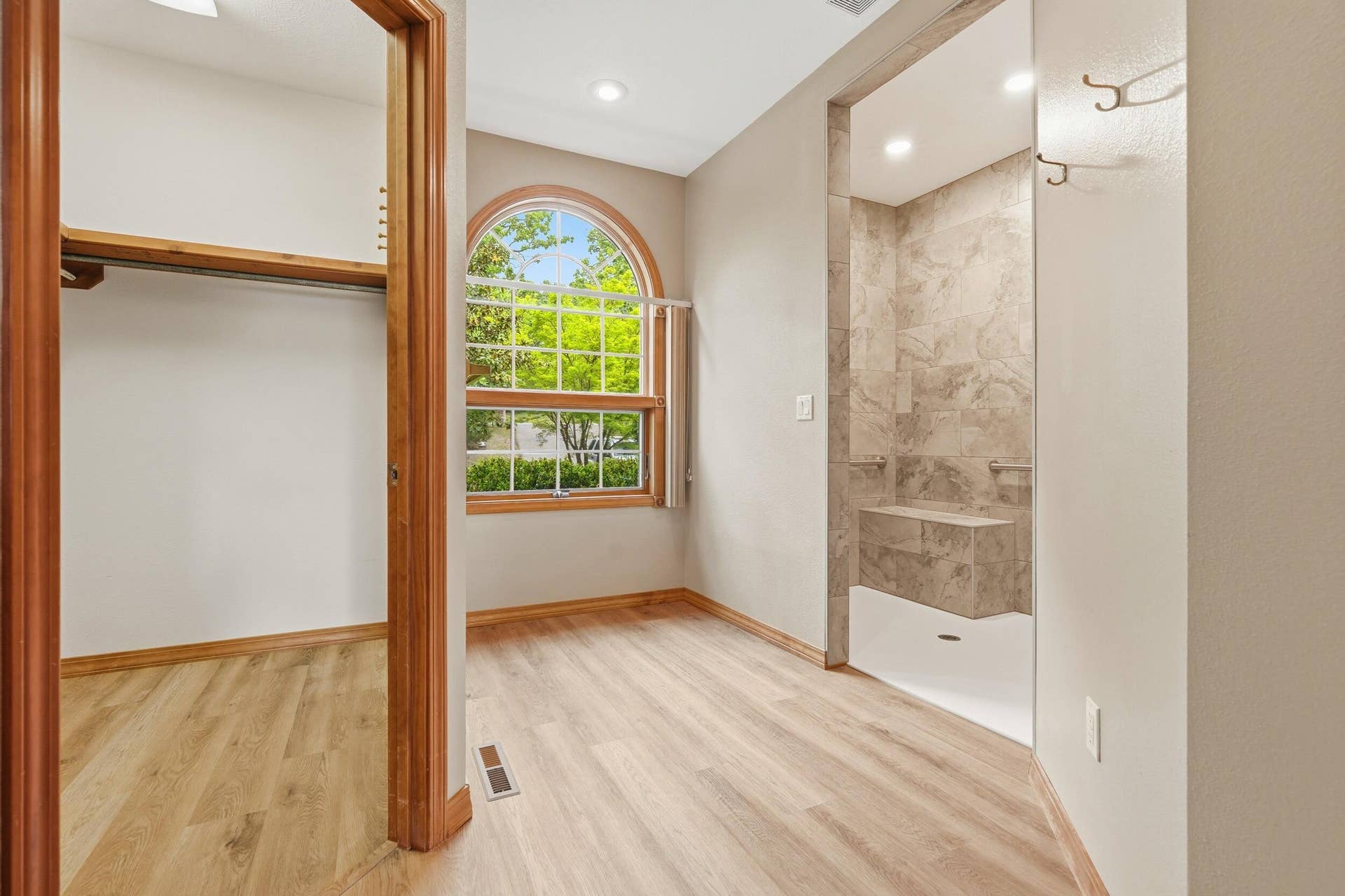536 Morgan Trail, Branson West, MO 65737 Private Shower Room