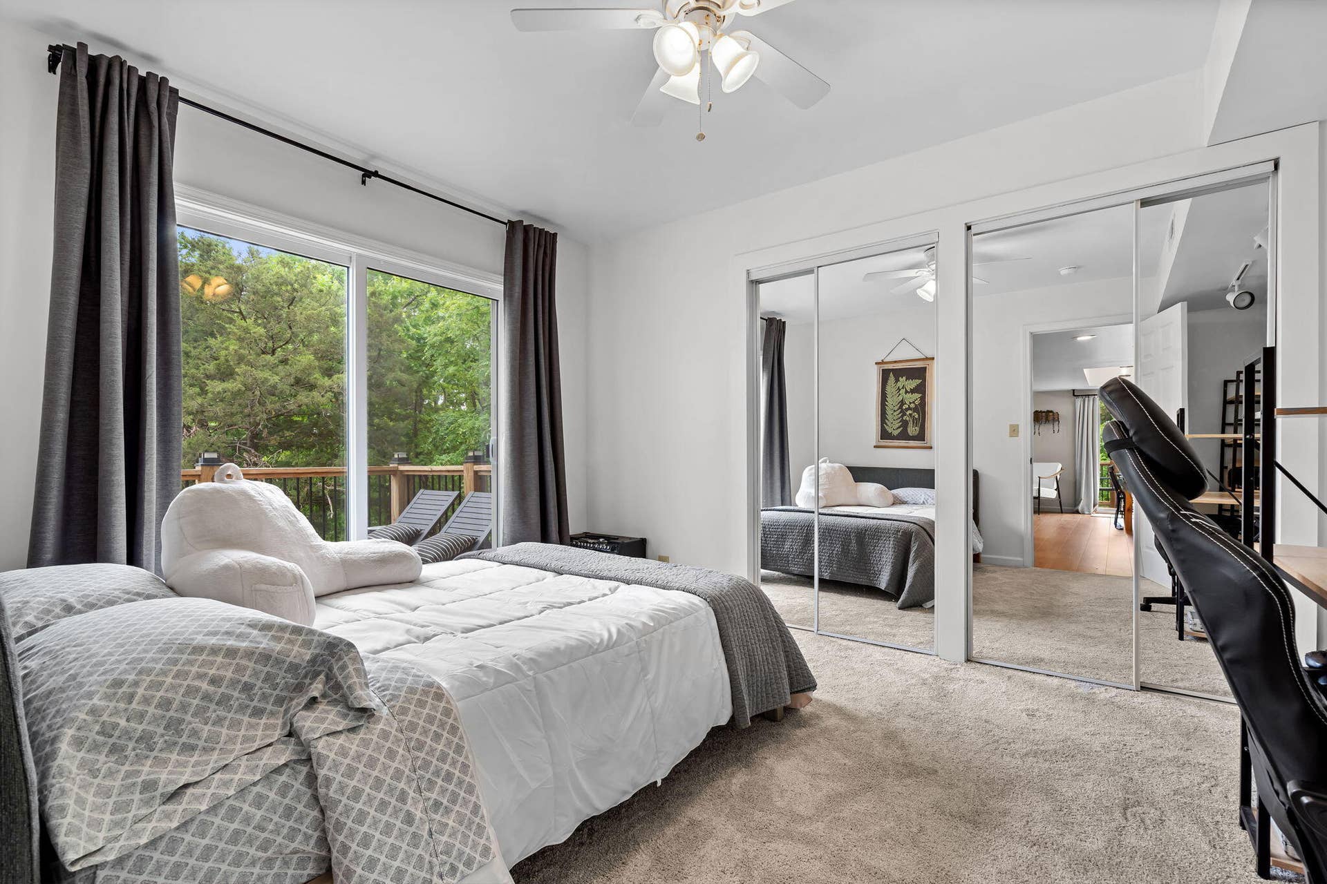 599 Holiday Acres Circle, Branson West, MO 65737 599-Holiday-Acres-Cir-Bright-Bedroom