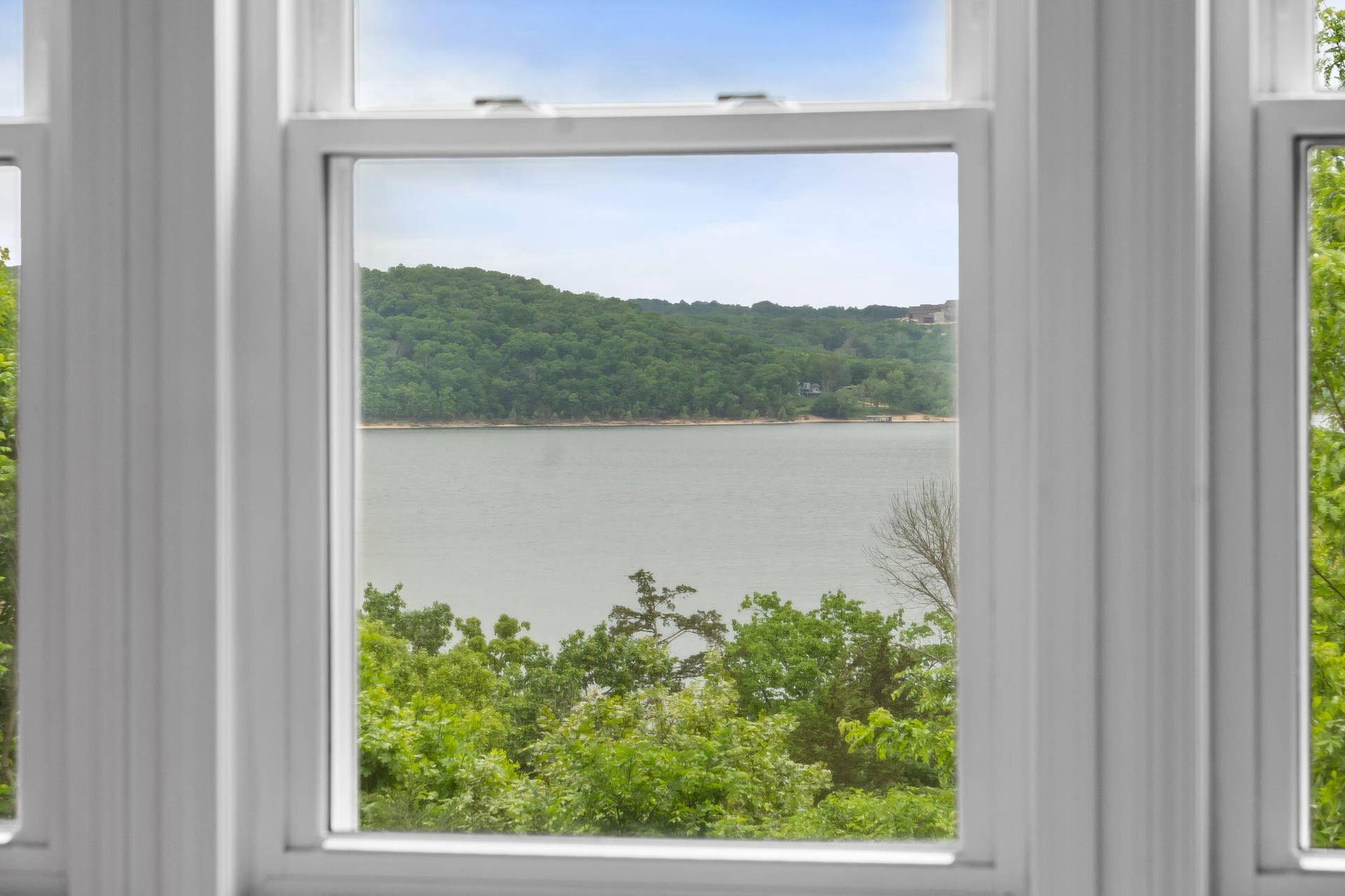 599 Holiday Acres Circle, Branson West, MO 65737 599-Holiday-Acres-Cir-Lake-View-Room