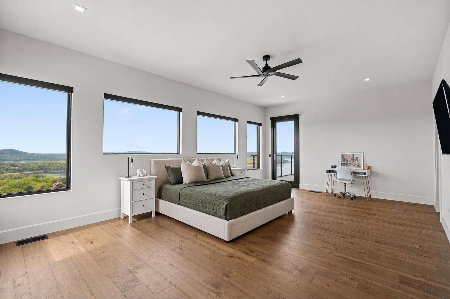 207 Main Channel Drive, Kimberling City, MO 65686 207-Main-Channel-Dr-Luxury-Style-Room