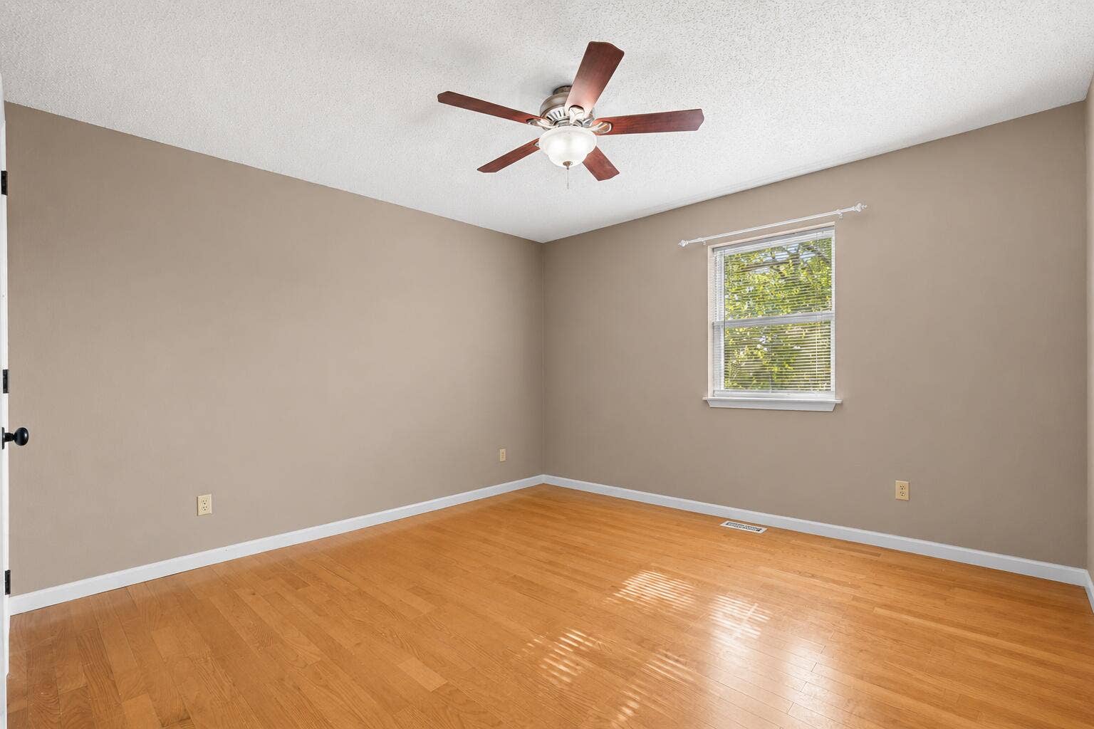 252-Sleepy-Hollow-Luxury-Bedroom