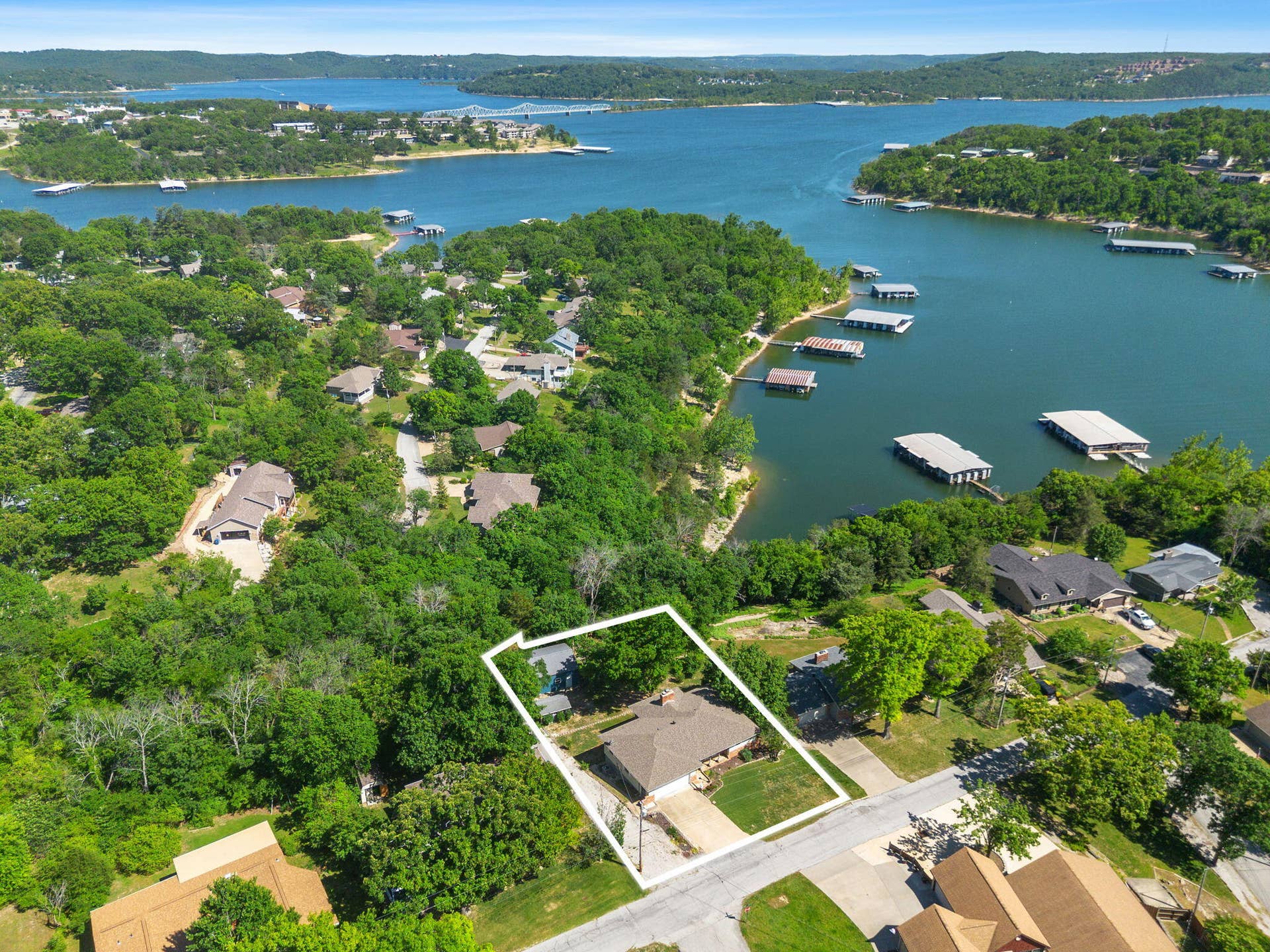 9 Bridgeview Drive, Kimberling City, MO 65686 .