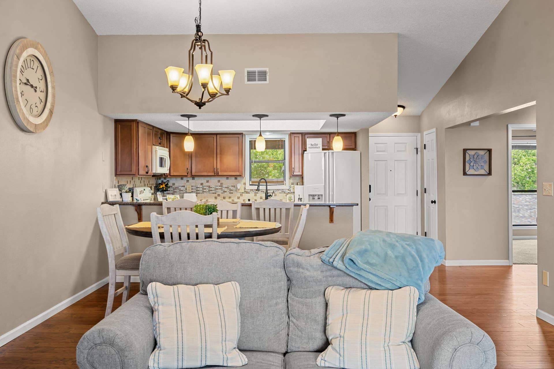 67-Port-Dr-Open-Condept-Living