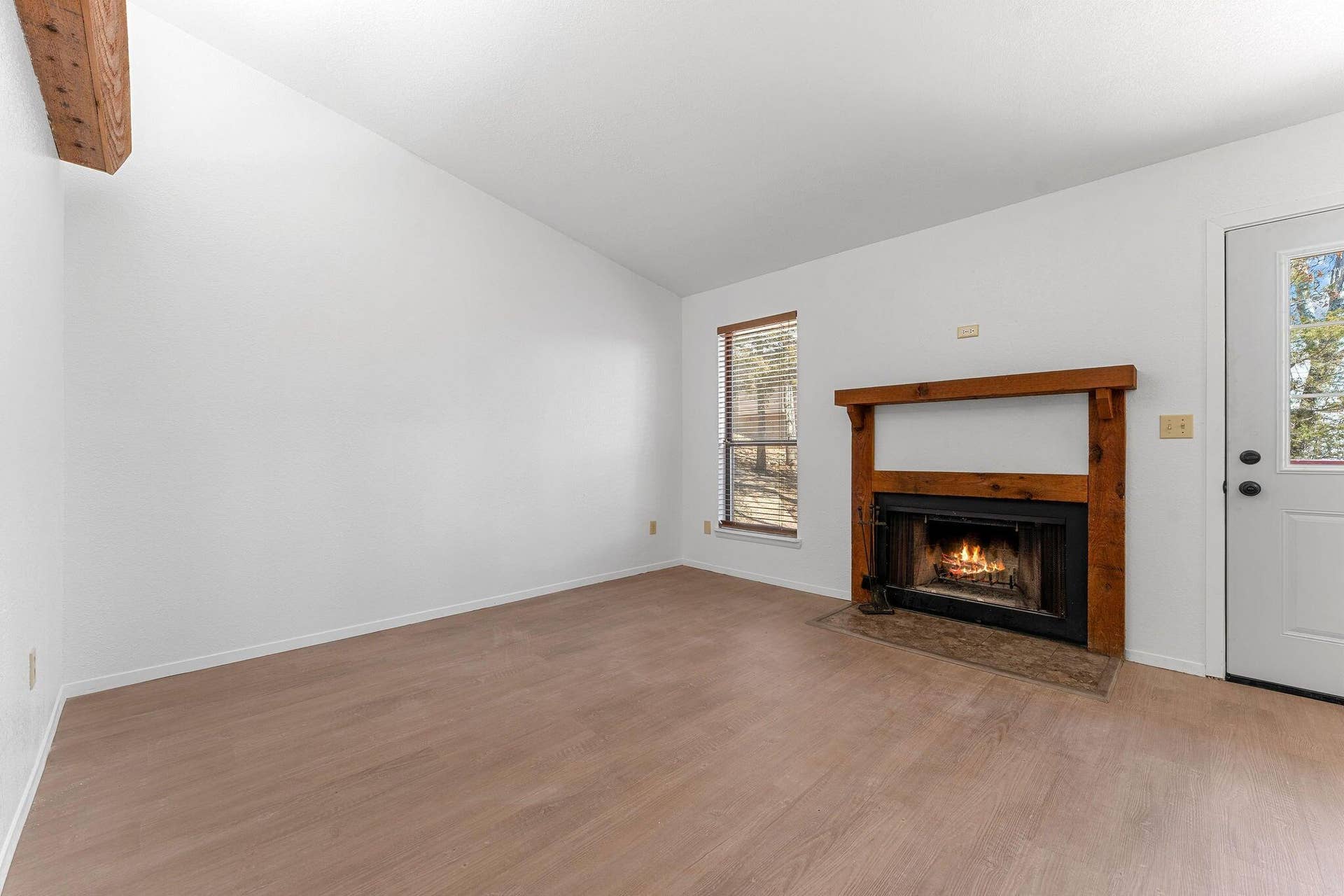 521 Ozark Mountain Resort Drive, #91, Kimberling City, MO 65686 Newly Updated Living Room