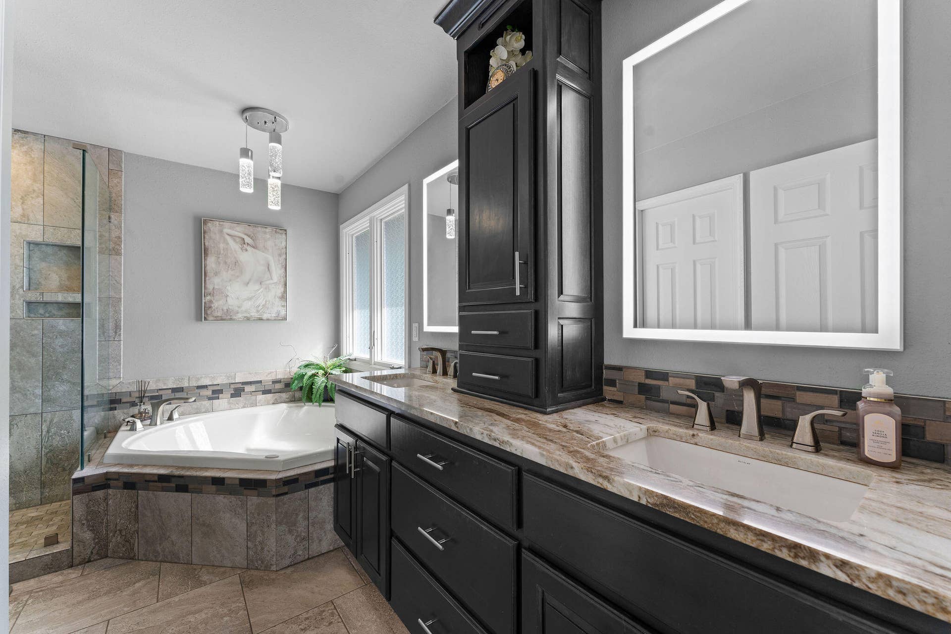201 Point Seven Road, #8, Kimberling City, MO 65686 Stylishly Updated Primary Bathroom