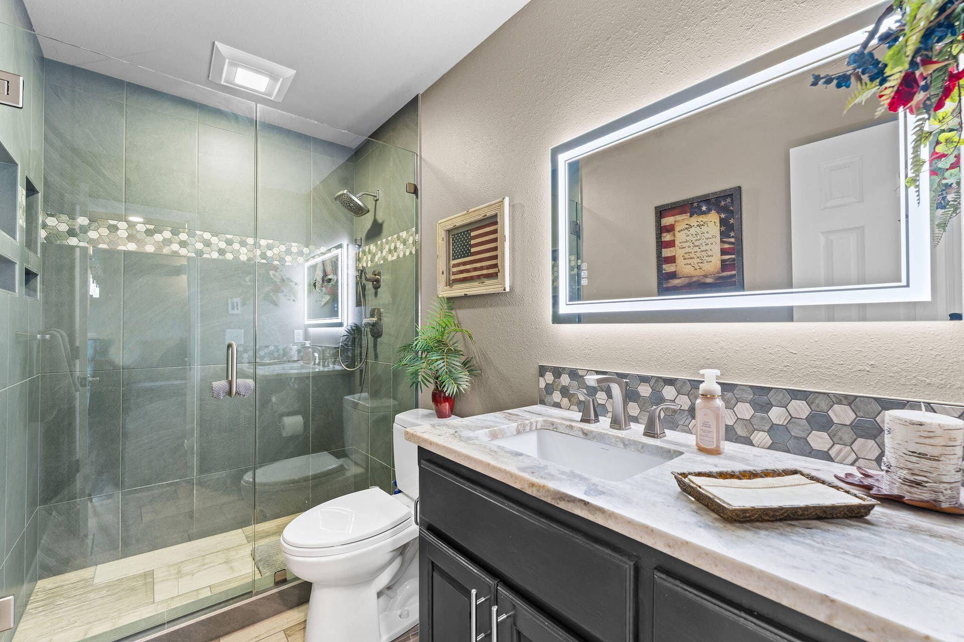 201 Point Seven Road, #8, Kimberling City, MO 65686 Tastefully Updated Guest Bathroom