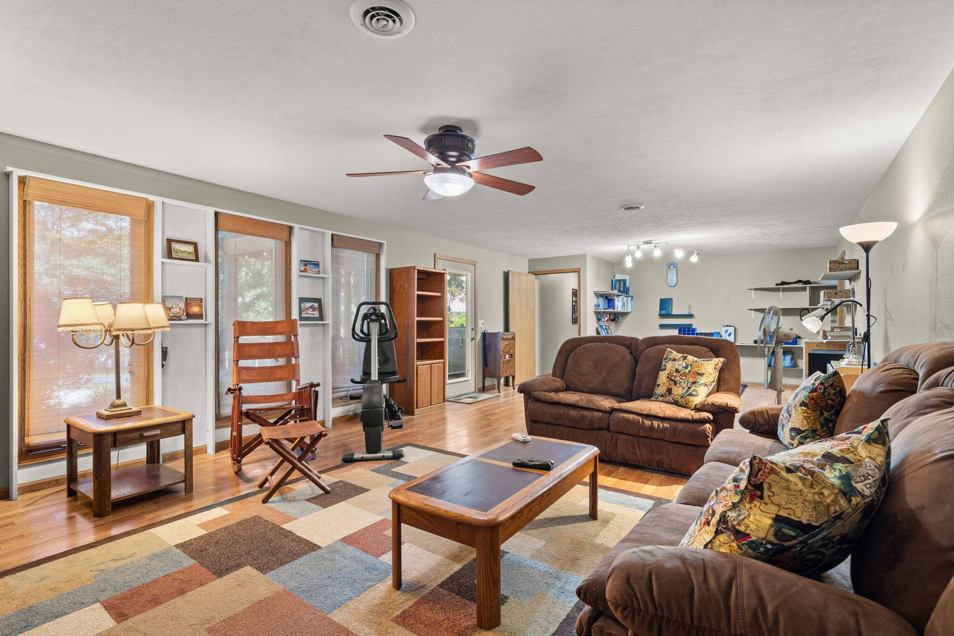 286-Jackson-Ln-Bright-Living-Room