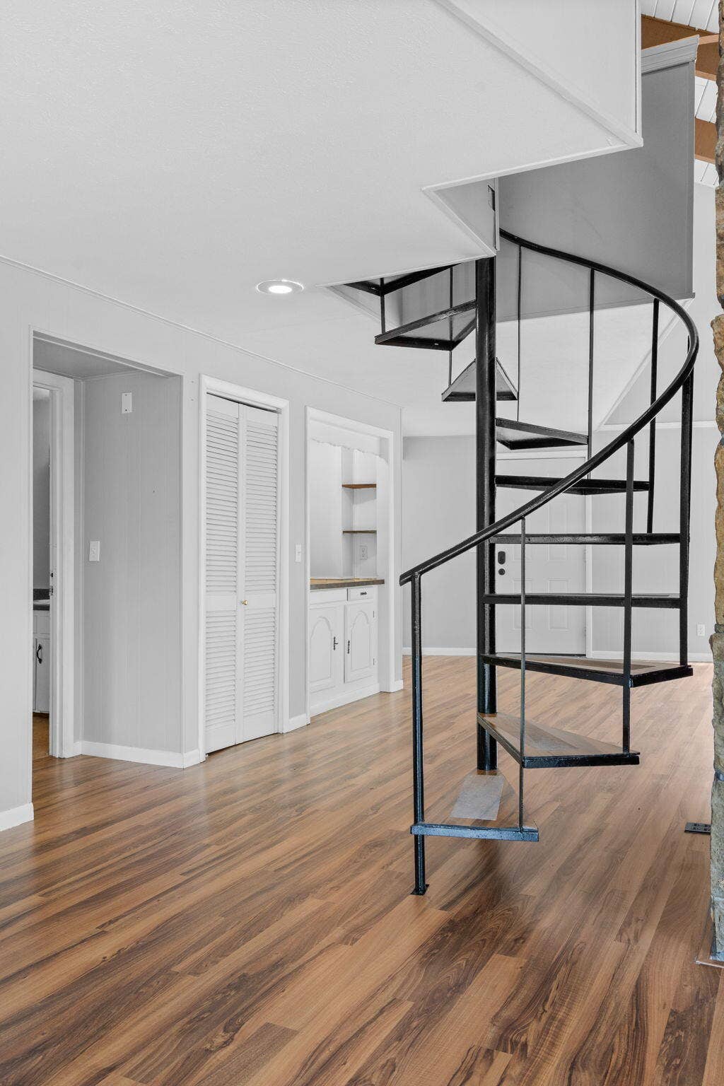128 Moonvalley Drive, Reeds Spring, MO 65737 128-Moonvalley-Dr-Spiral-Staircase
