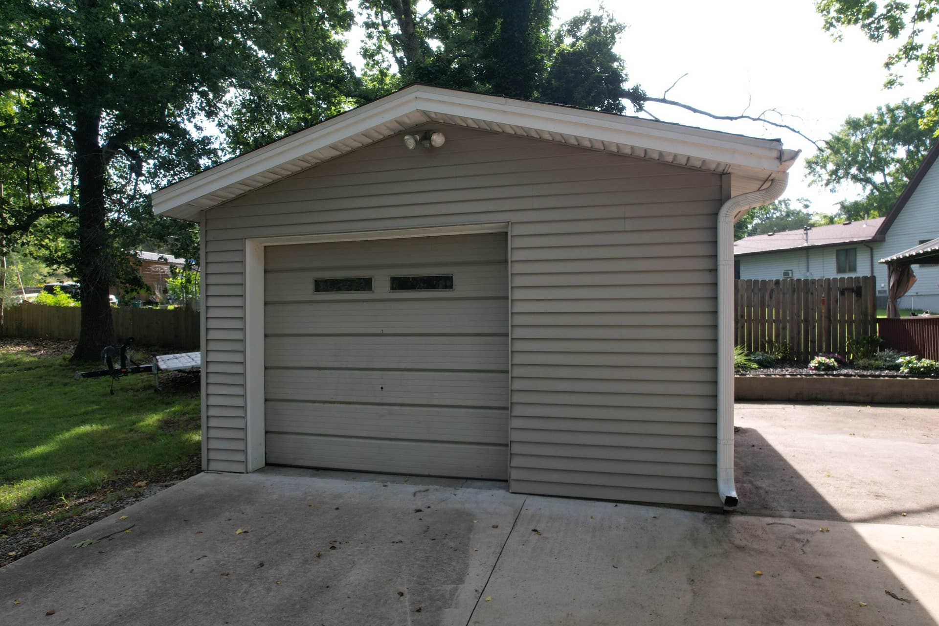 1 Car Garage w/storage