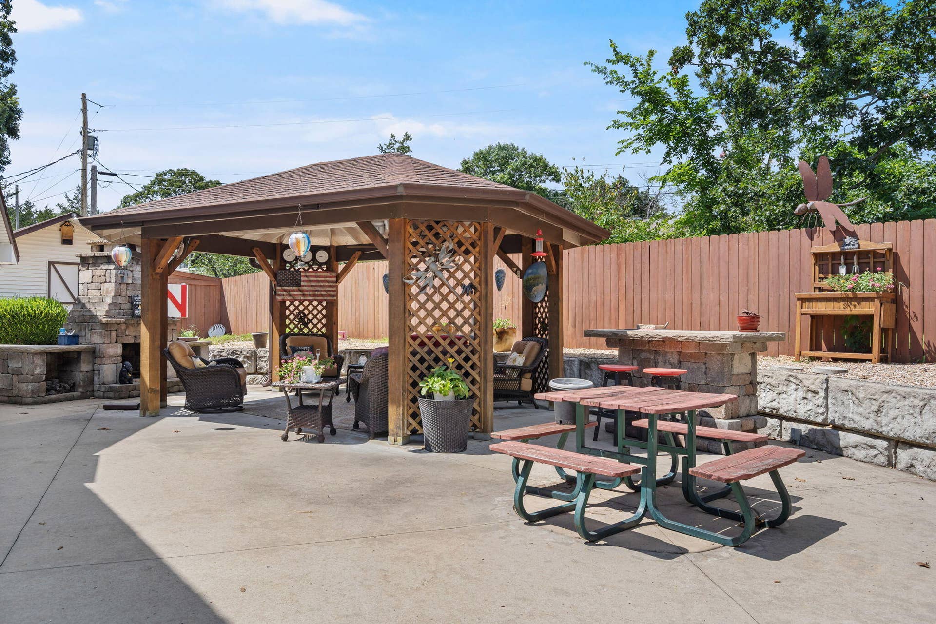 1-Hawthorne-St-Cozy-Gathering