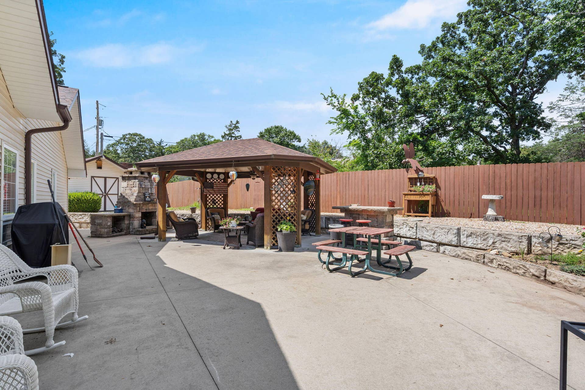 1-Hawthorne-St-Relax-in-the-Shade