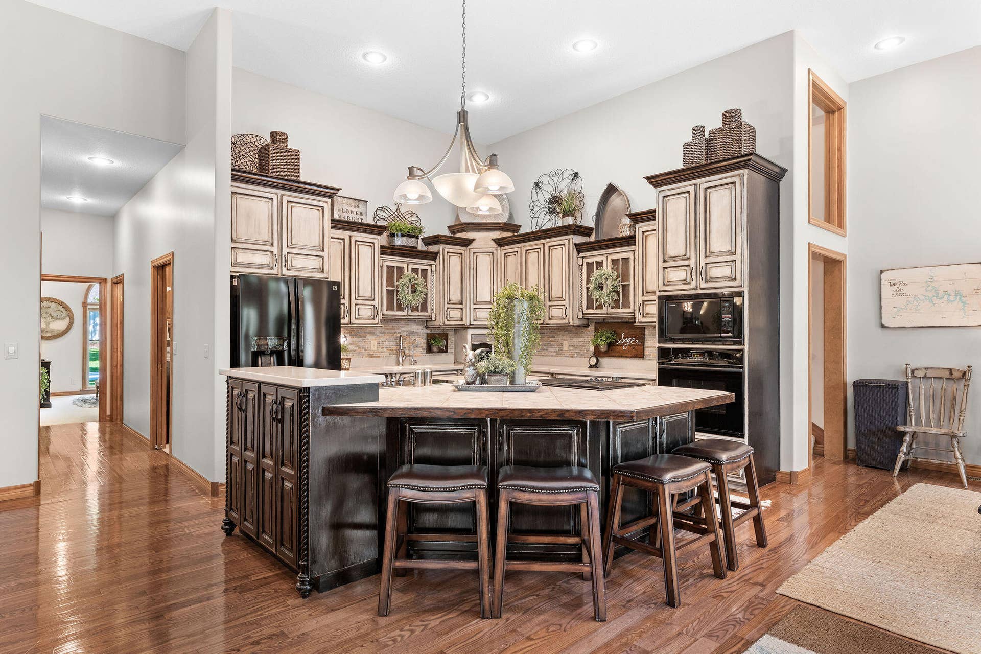 53 Holly Lane, Branson West, MO 65737 Expansive Center Island