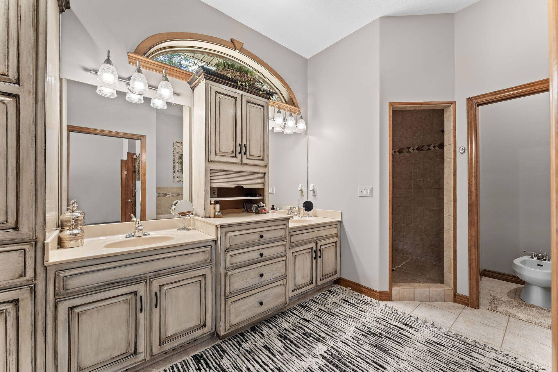 53 Holly Lane, Branson West, MO 65737 Elegant En-suite Bath
