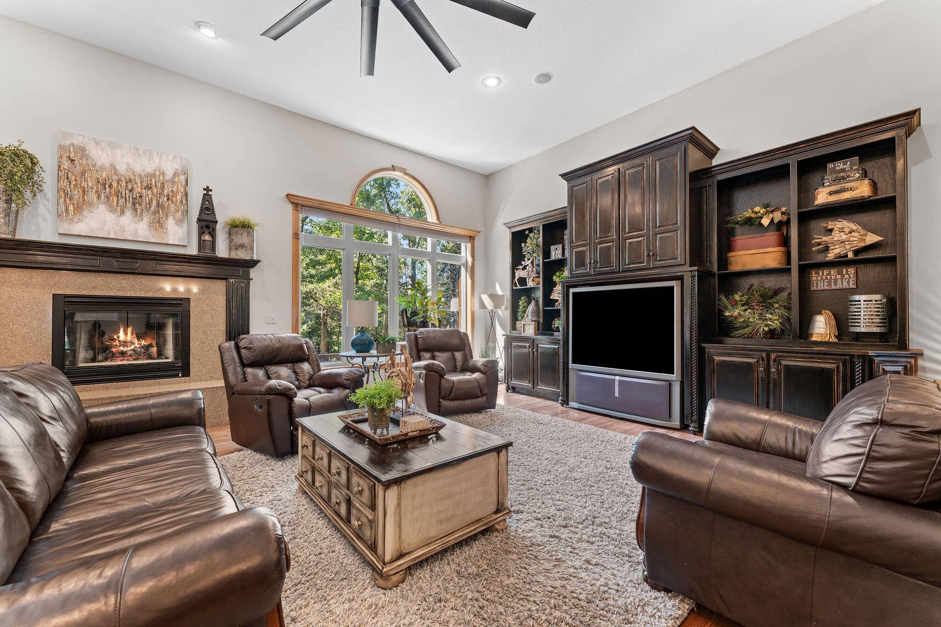 53 Holly Lane, Branson West, MO 65737 13' Ceilings Add to the Openness