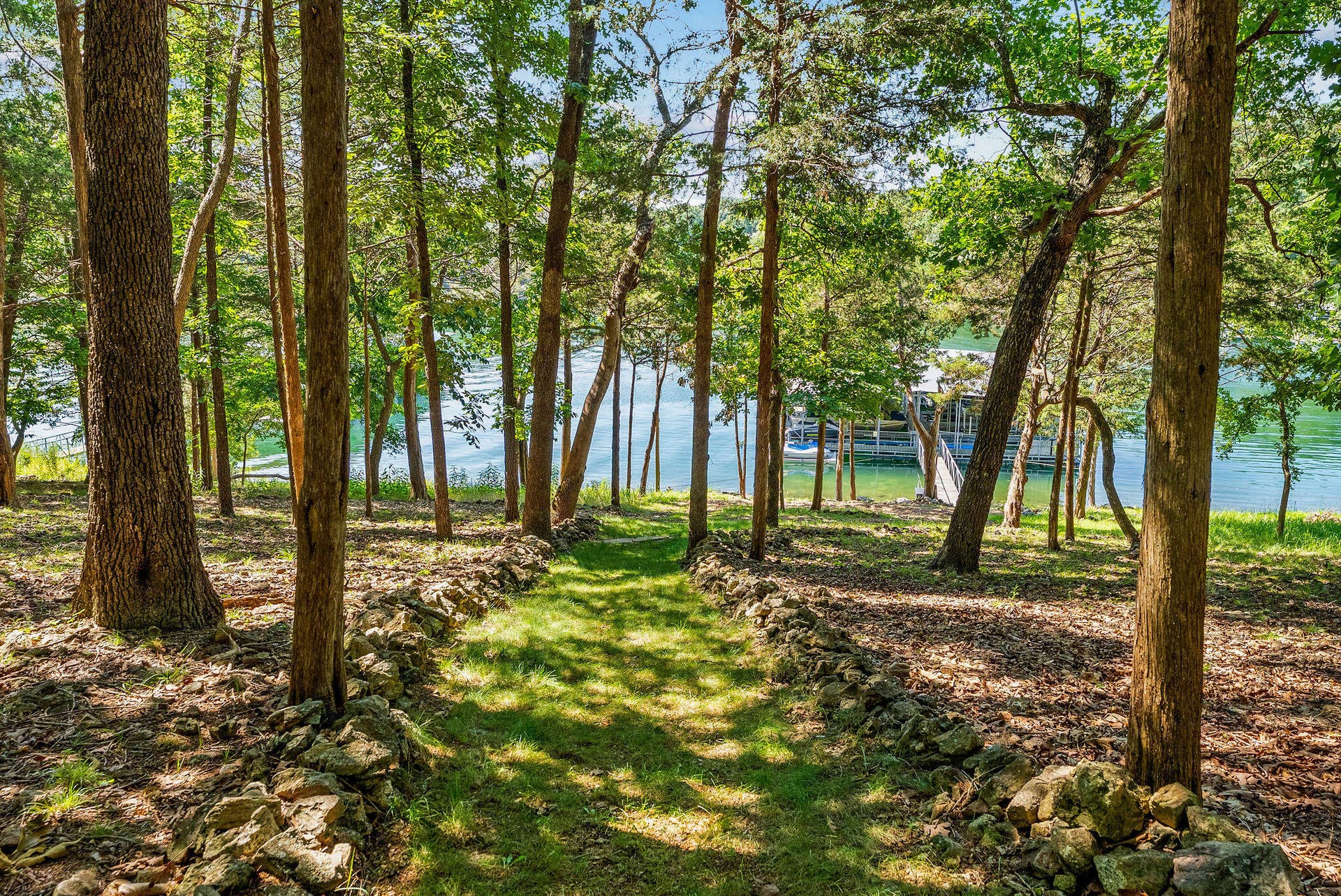 53 Holly Lane, Branson West, MO 65737 Gentle Walk to the Dock