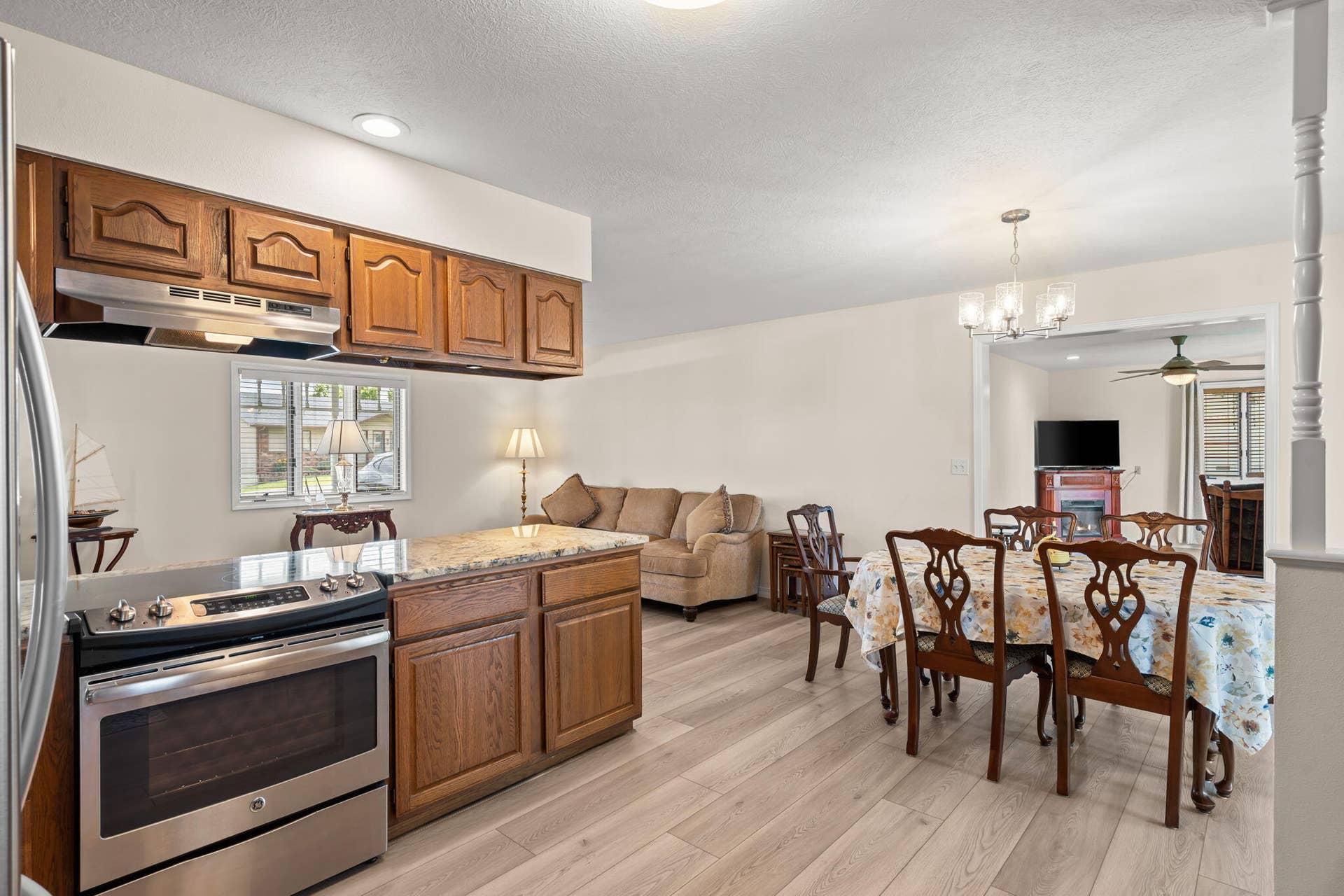 43 Irish Hills Boulevard, Kimberling City, MO 65686 Kitchen/Dining/Living