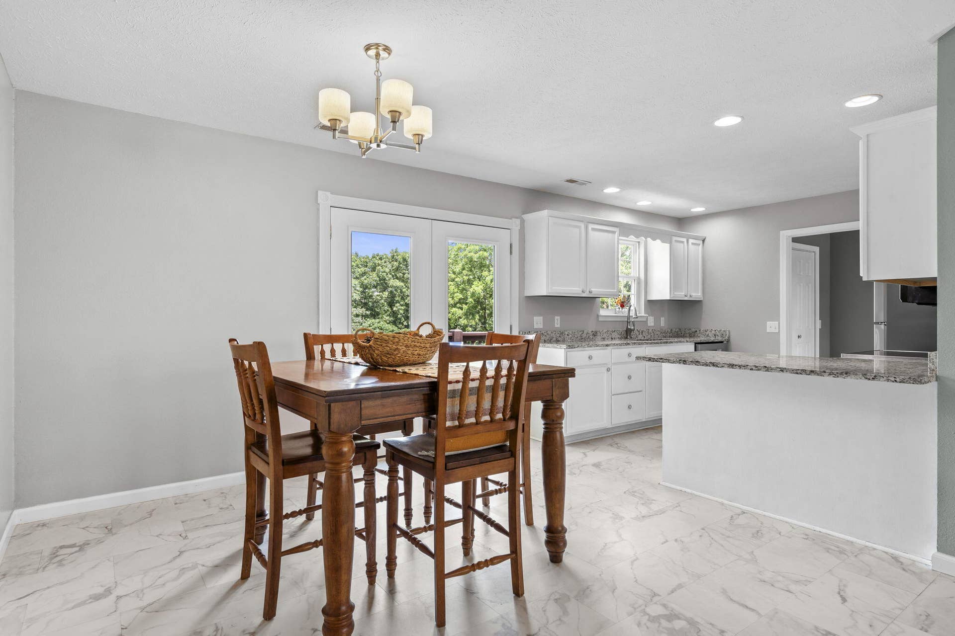 48 Irish Hills Boulevard, Kimberling City, MO 65686 Spacious and Bright