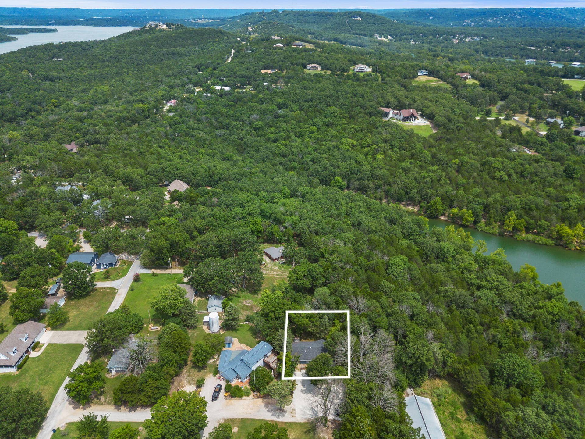 3050-Montague-Ln-Lakeview-Living