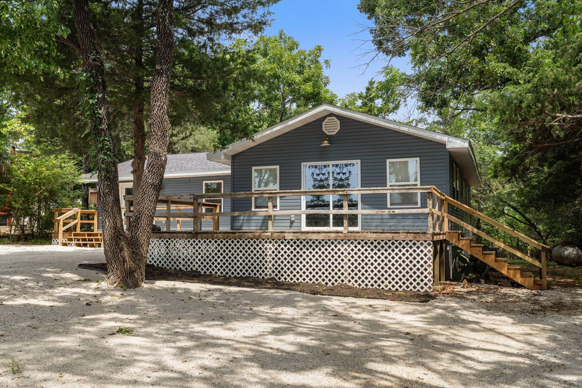 3050-Montague-Ln-Lake-Life-Starts