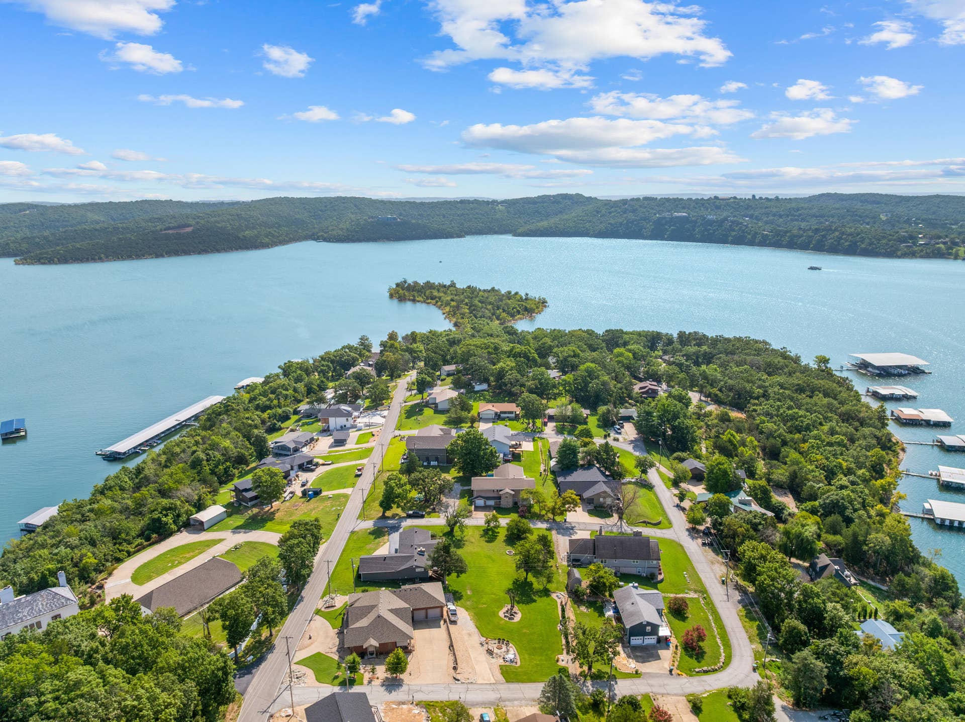 Beautiful Table Rock Lake steps away!