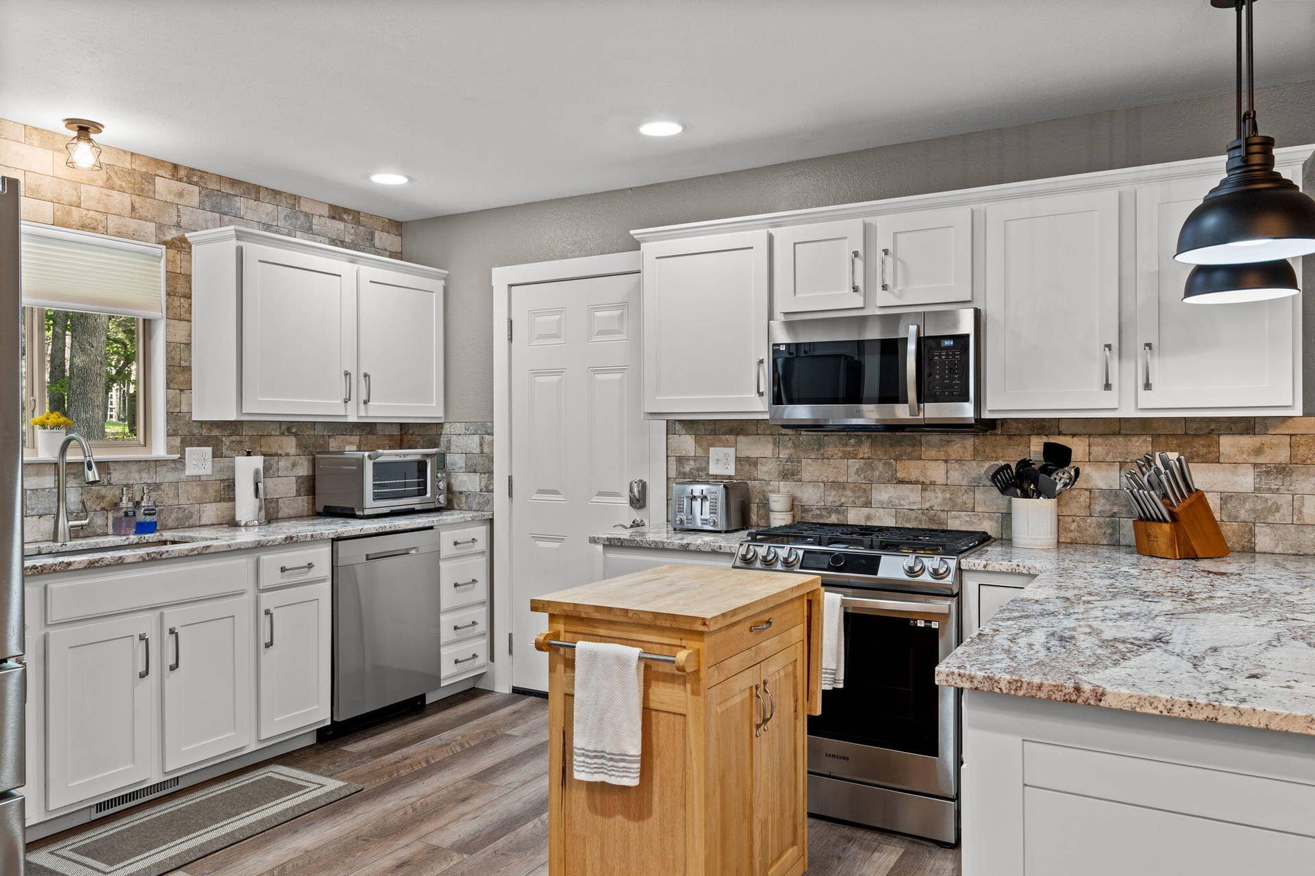 443 Canyon Forest Circle, Kimberling City, MO 65686 443-Canyon-Forest-Stylish-Kitchen