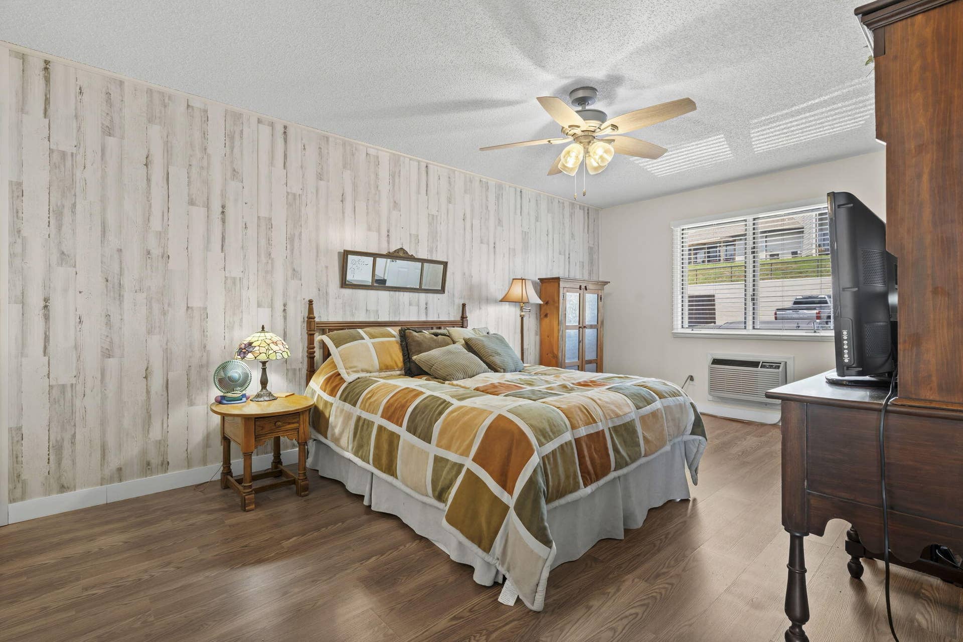 393 Anchors Point Lane, #470, Kimberling City, MO 65686 393-Anchors-Point-Spacious-Bedroom