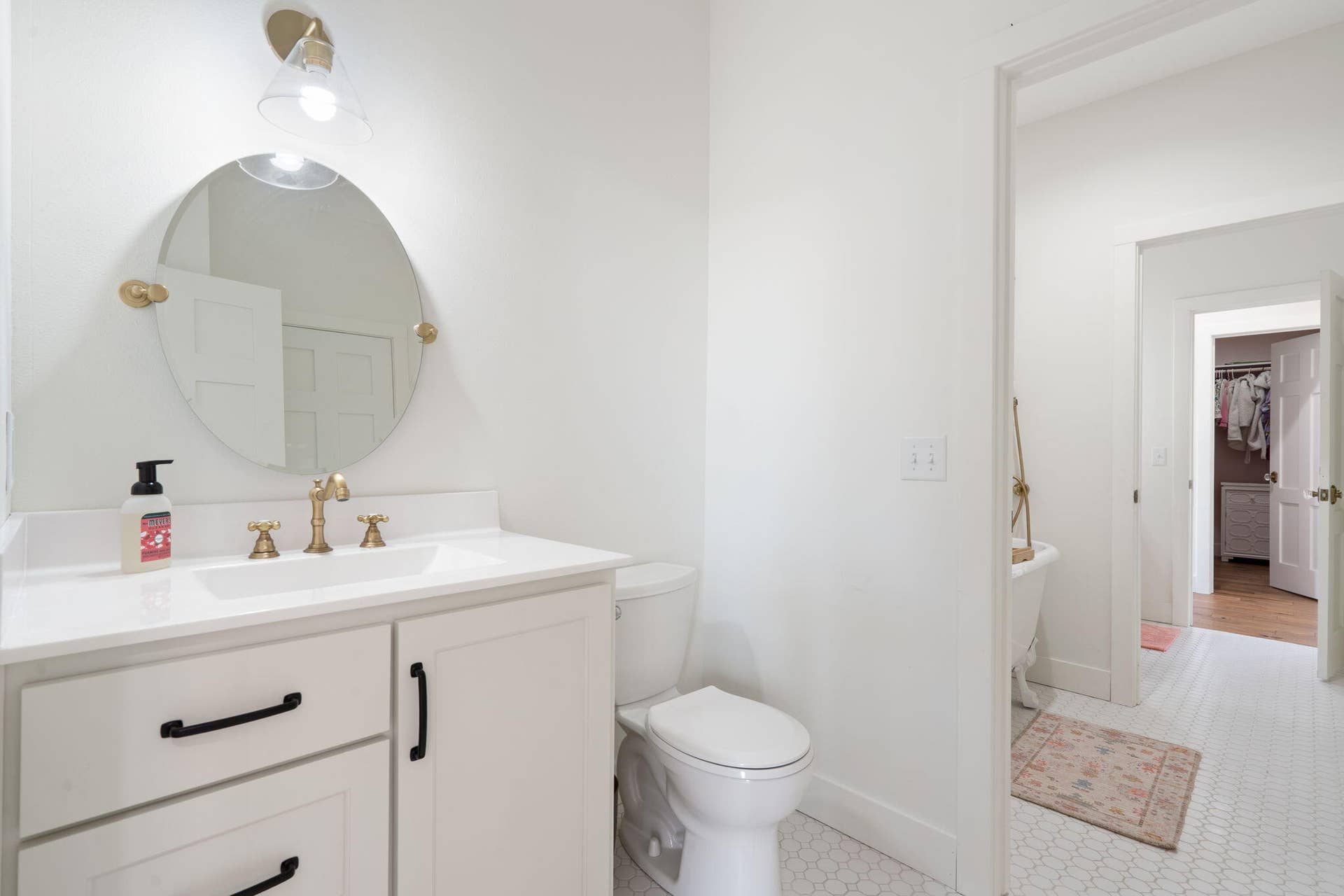 893-Hidden-Springs-Ln-Stylish-Bath