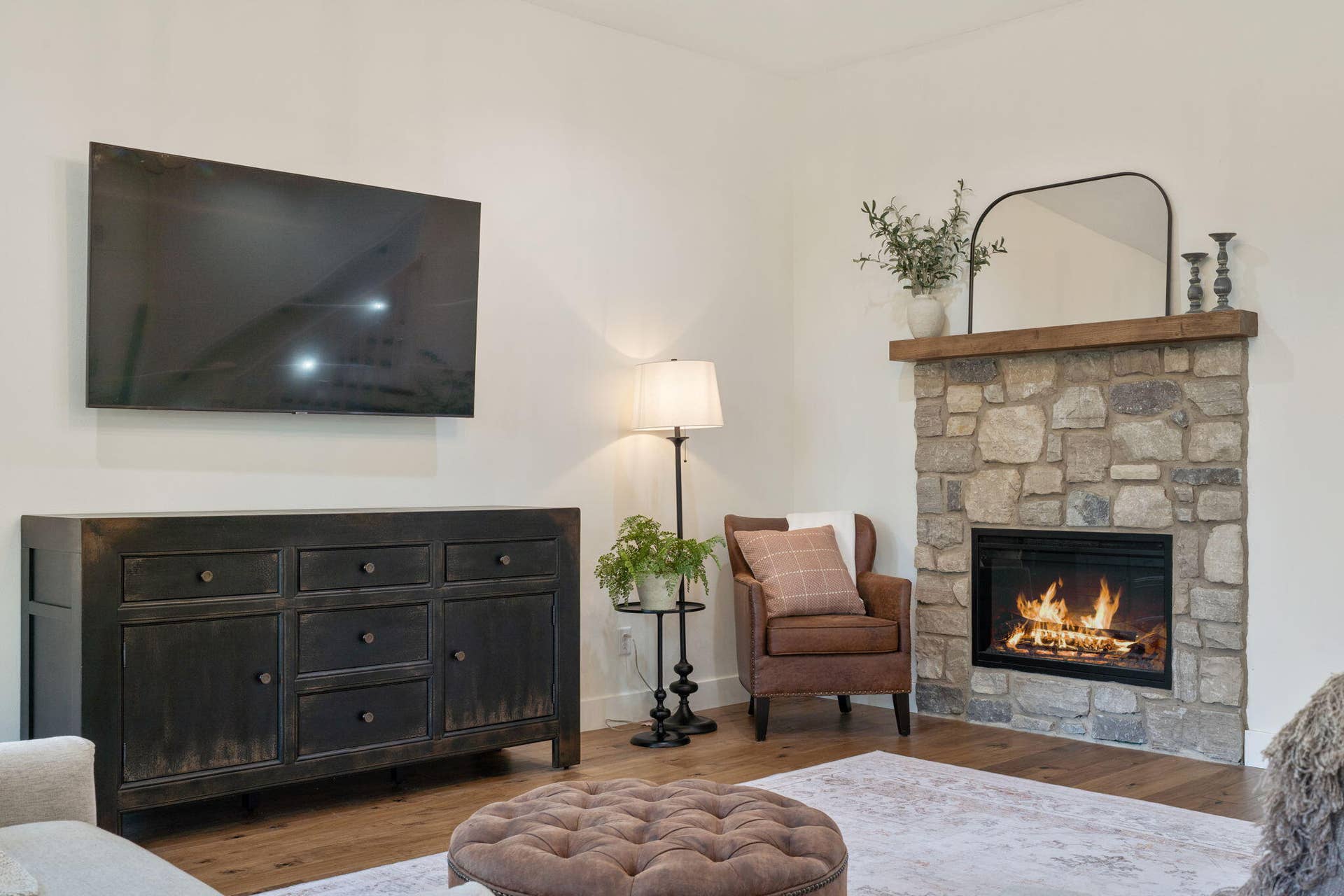 893-Hidden-Springs-Ln-Modern-Comfort