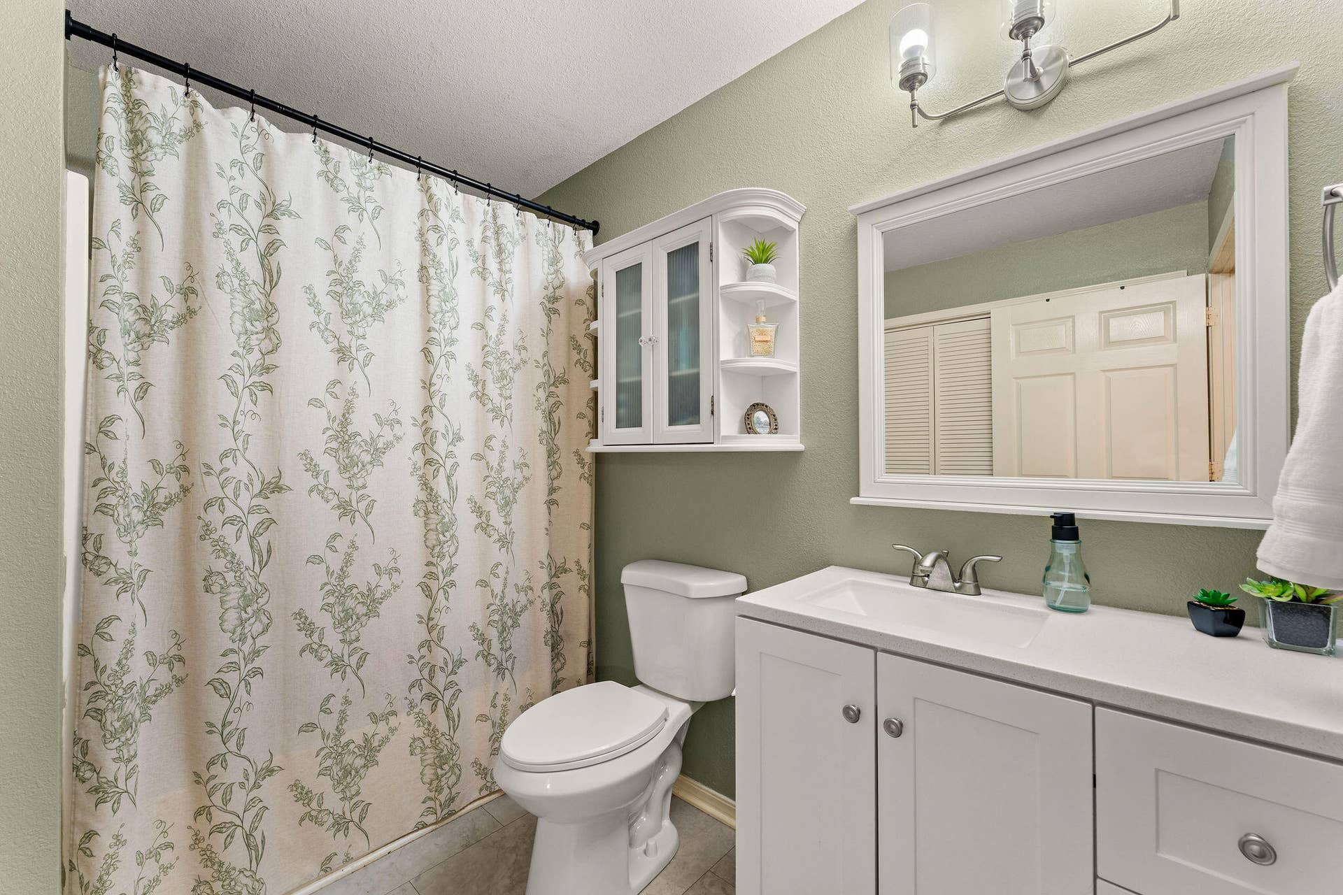 71 Queensberry Drive, Branson West, MO 65737 Guest Bathroom