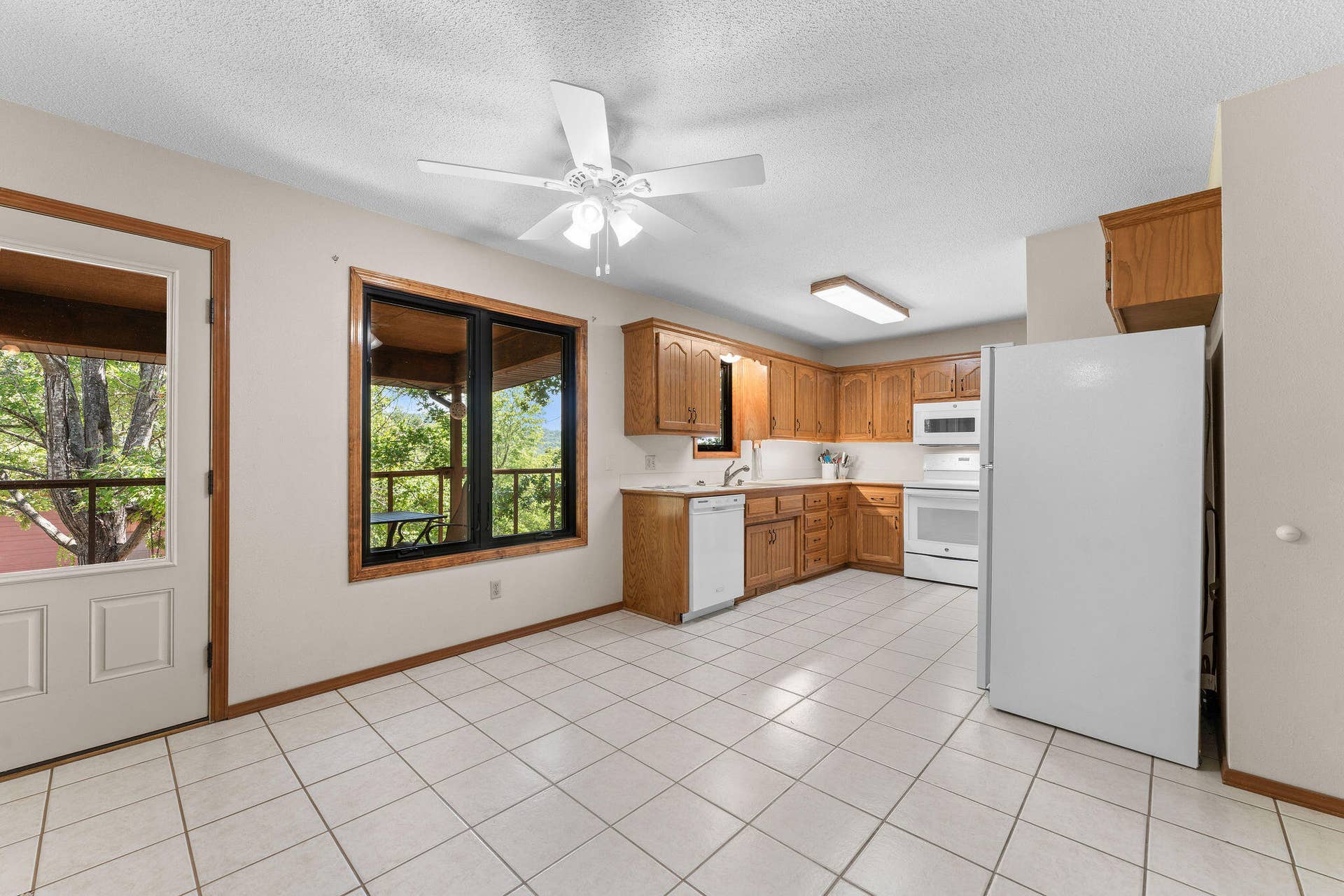 107 Oak Drive, Kimberling City, MO 65686 Dining to Kitchen