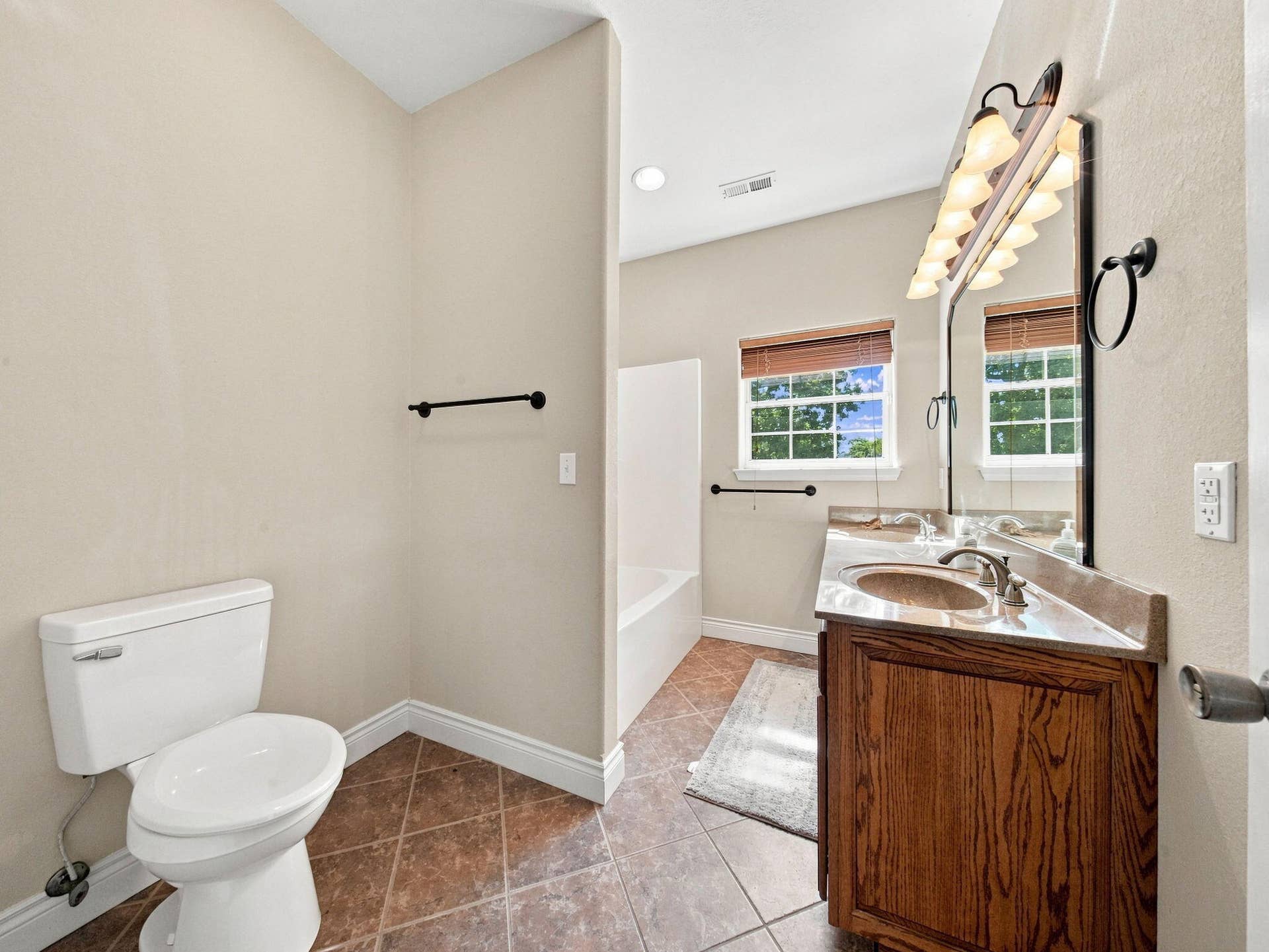 495 Shady Oak Lane, Reeds Spring, MO 65737 90-web-or-mls-bathroom 5
