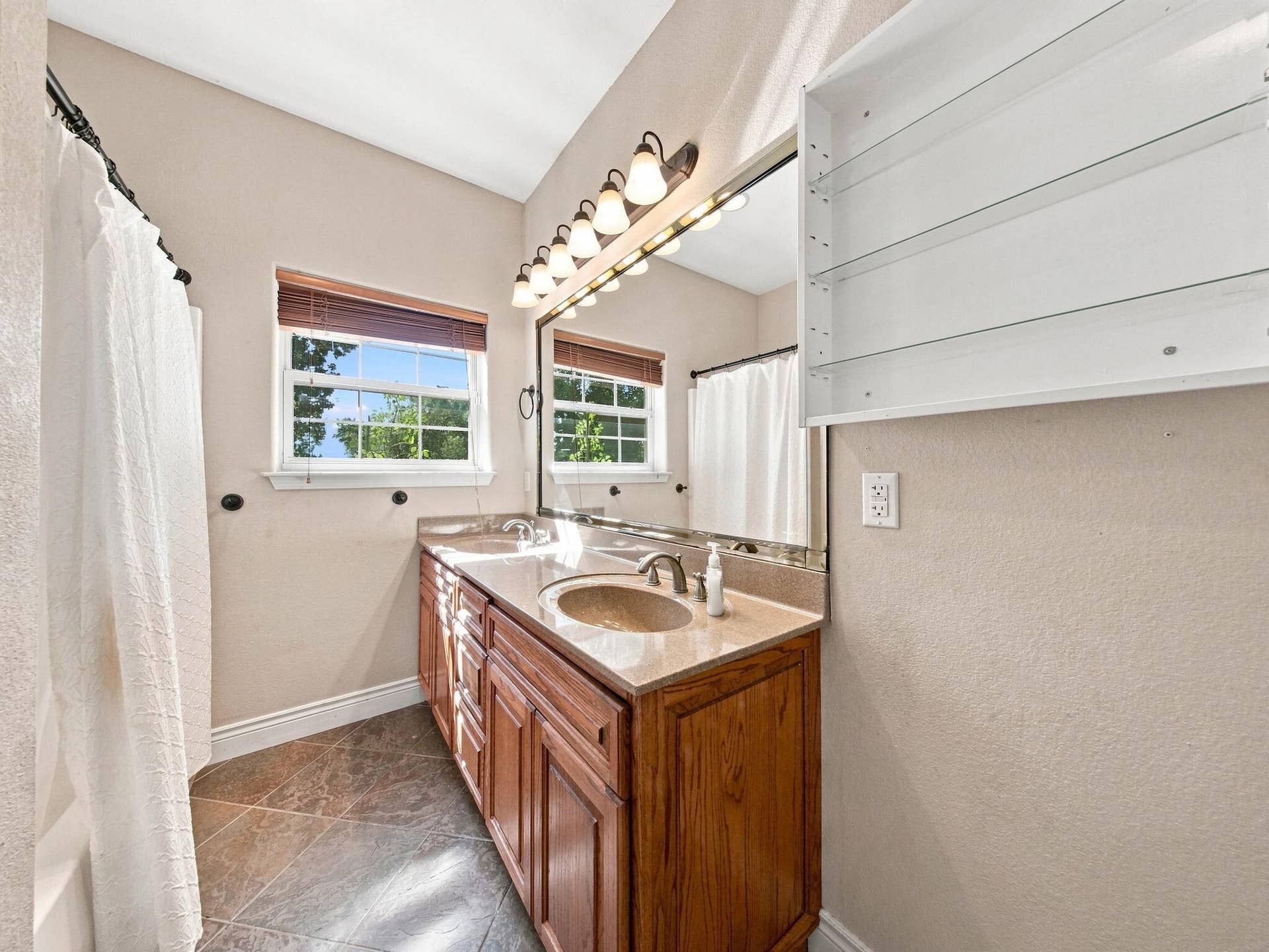 495 Shady Oak Lane, Reeds Spring, MO 65737 87-web-or-mls-bathroom 2