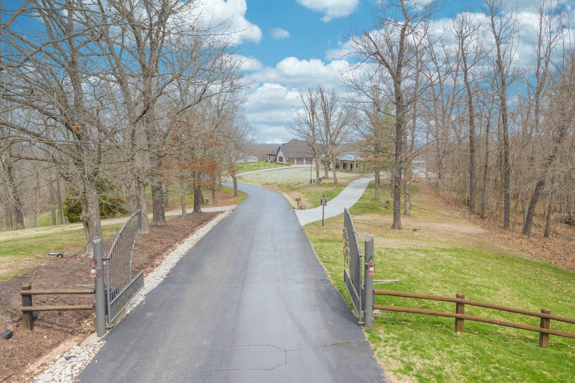 1254 Newbury Road, Reeds Spring, MO 65737 Entry Drive