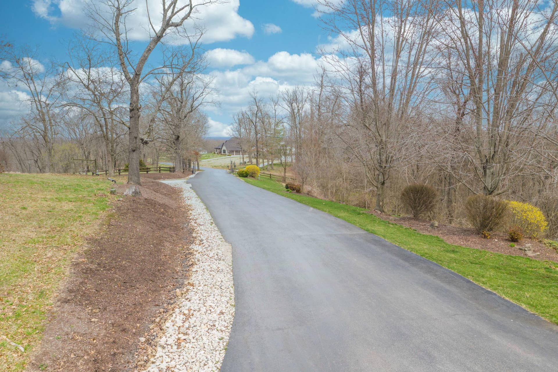 1254 Newbury Road, Reeds Spring, MO 65737 Entry Drive