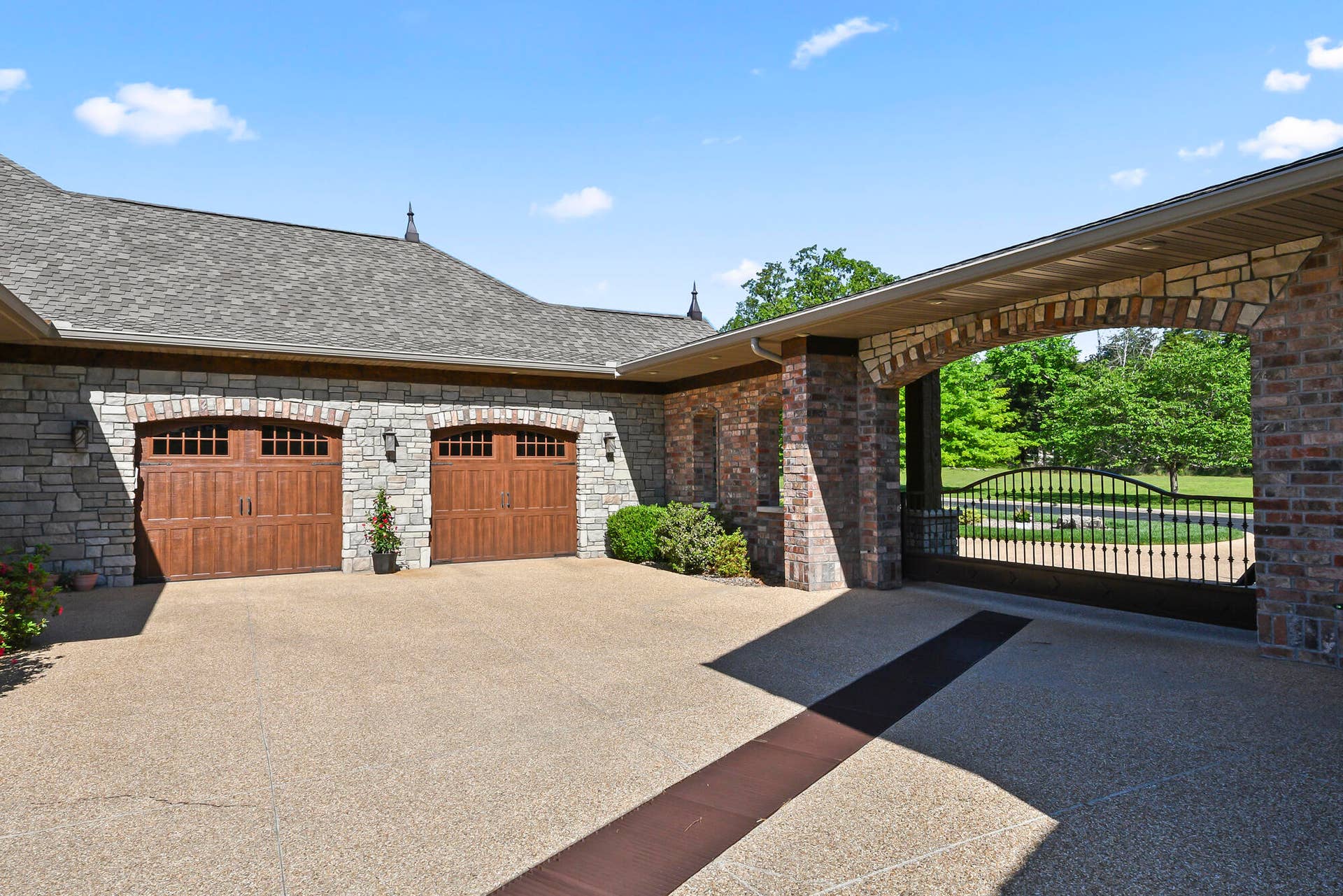 Gated Motor Court Entry