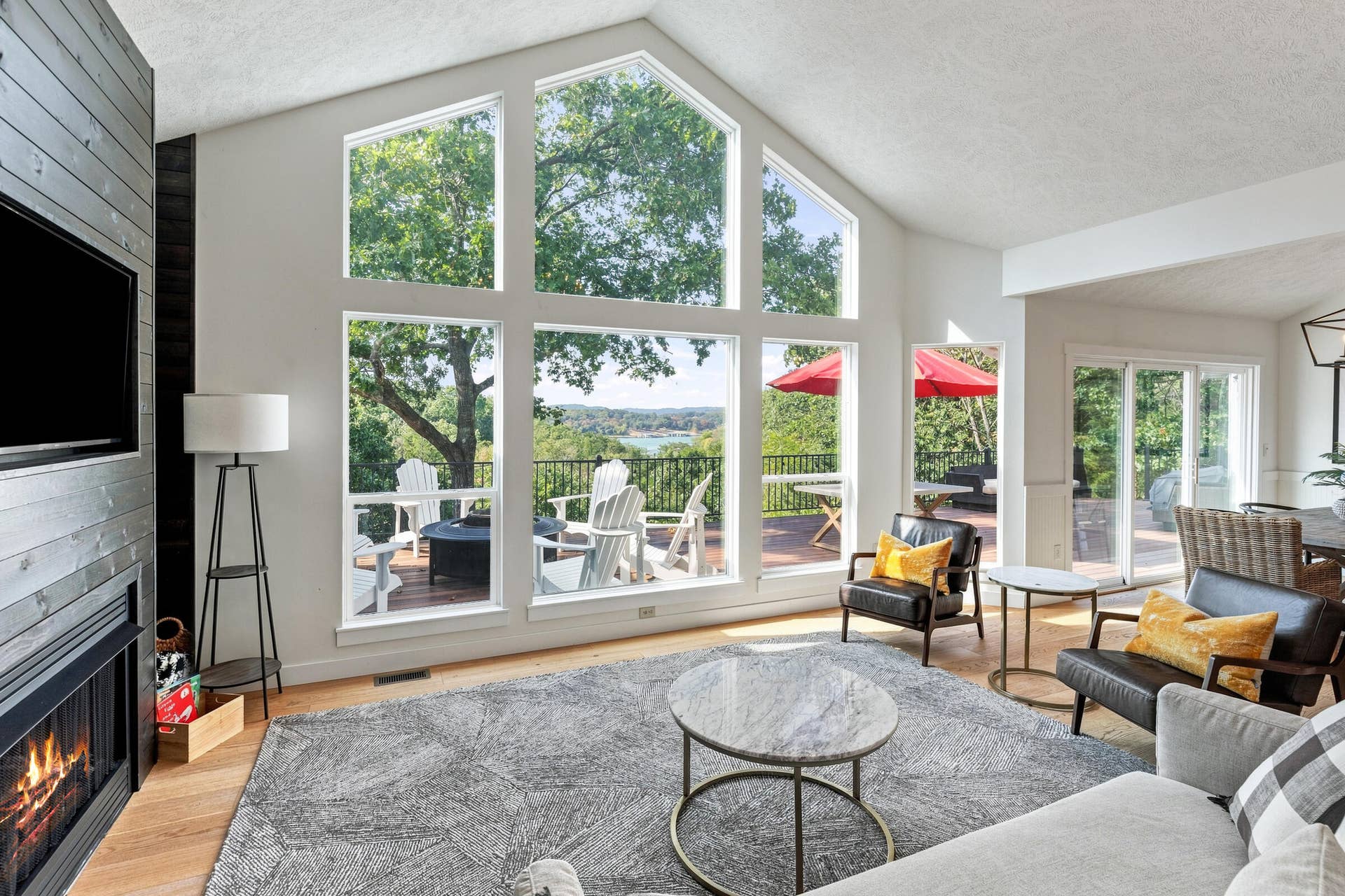 70 Stone Ledge Drive, Branson West, MO 65737 Enjoy the Wall of Windows