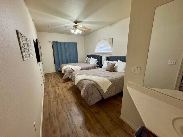 Lock out 2 queen beds