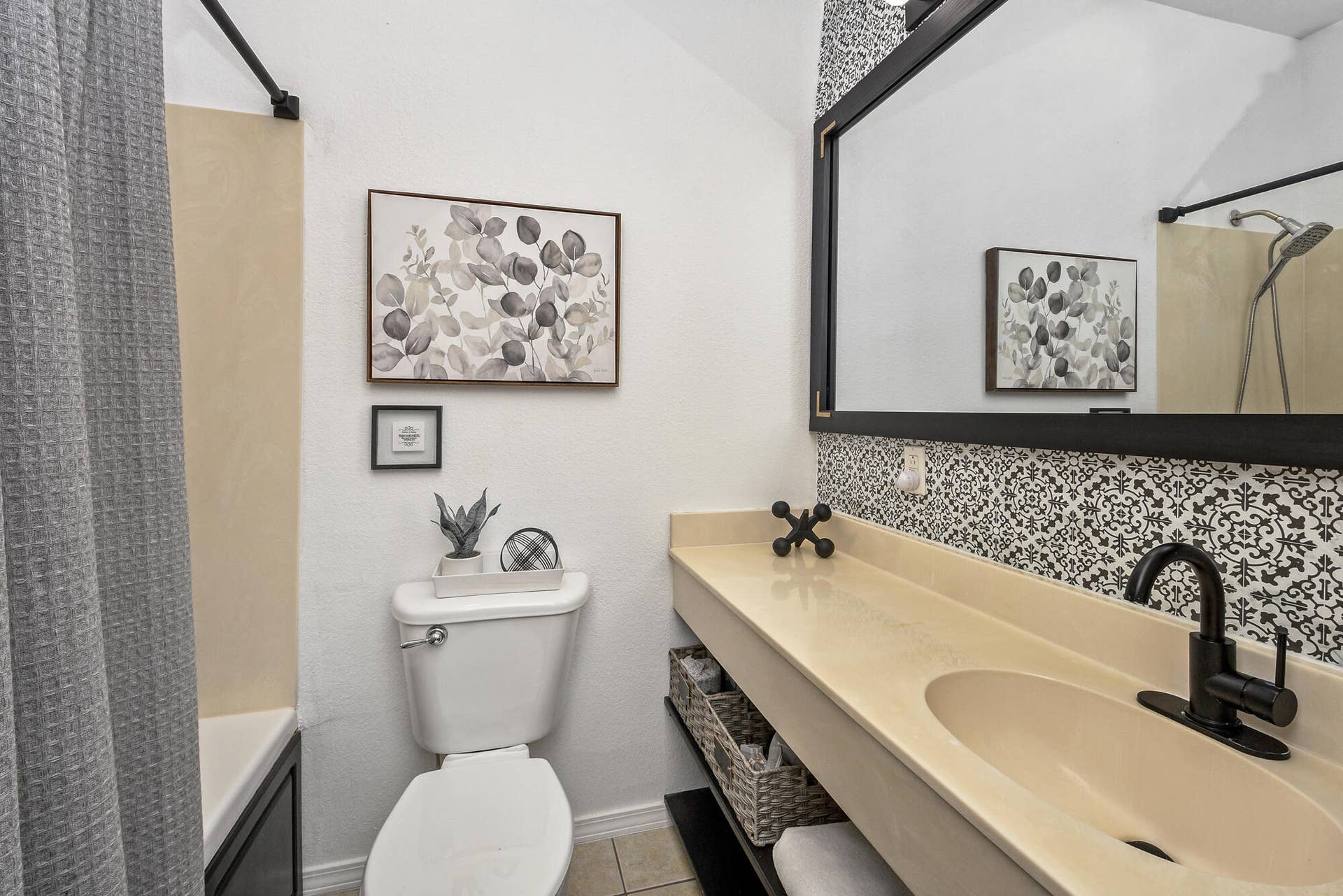 1001 Golf Drive, #15, Branson West, MO 65737 Large Bathroom