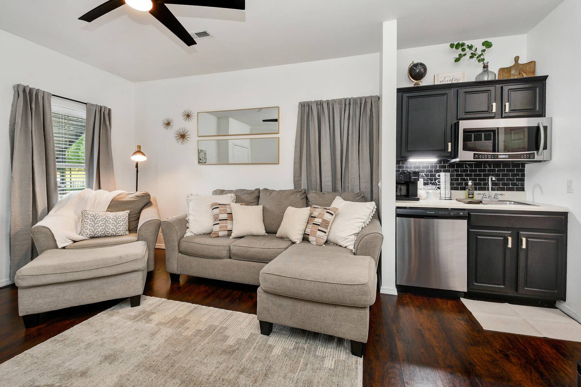1001 Golf Drive, #15, Branson West, MO 65737 Living Room/Kitchen