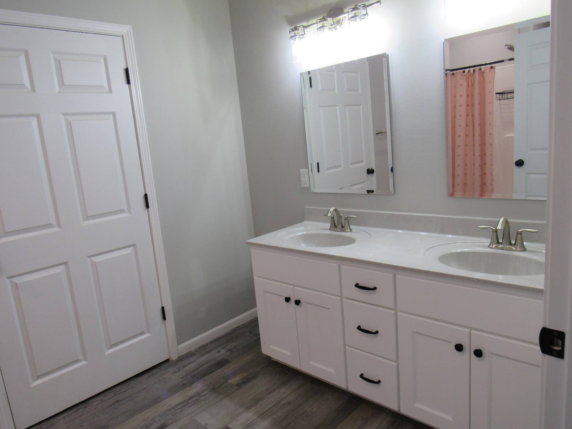 Main Bath Pic 1