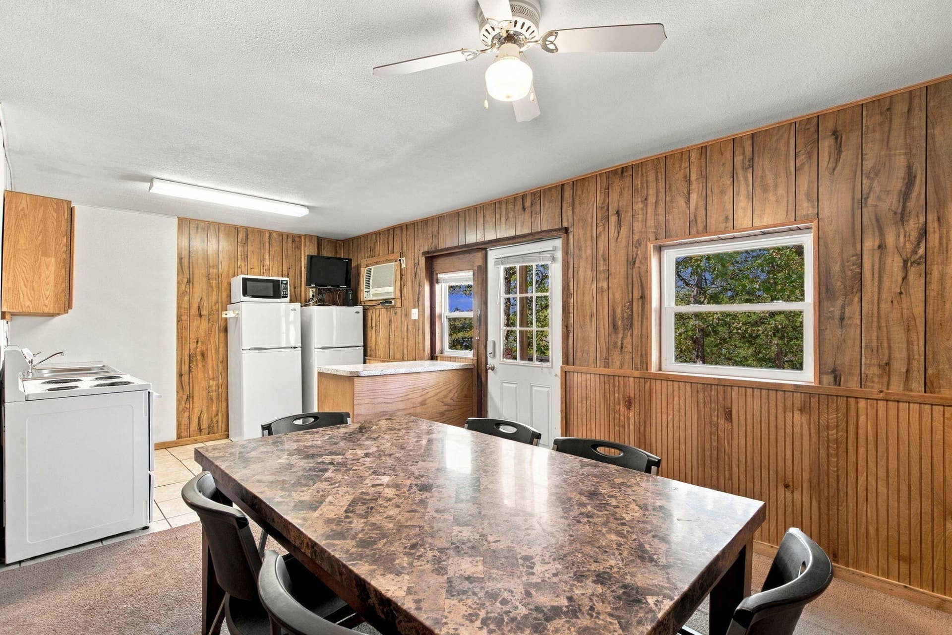 455 Eagle Drive, Reeds Spring, MO 65737 Kitchen/Dining