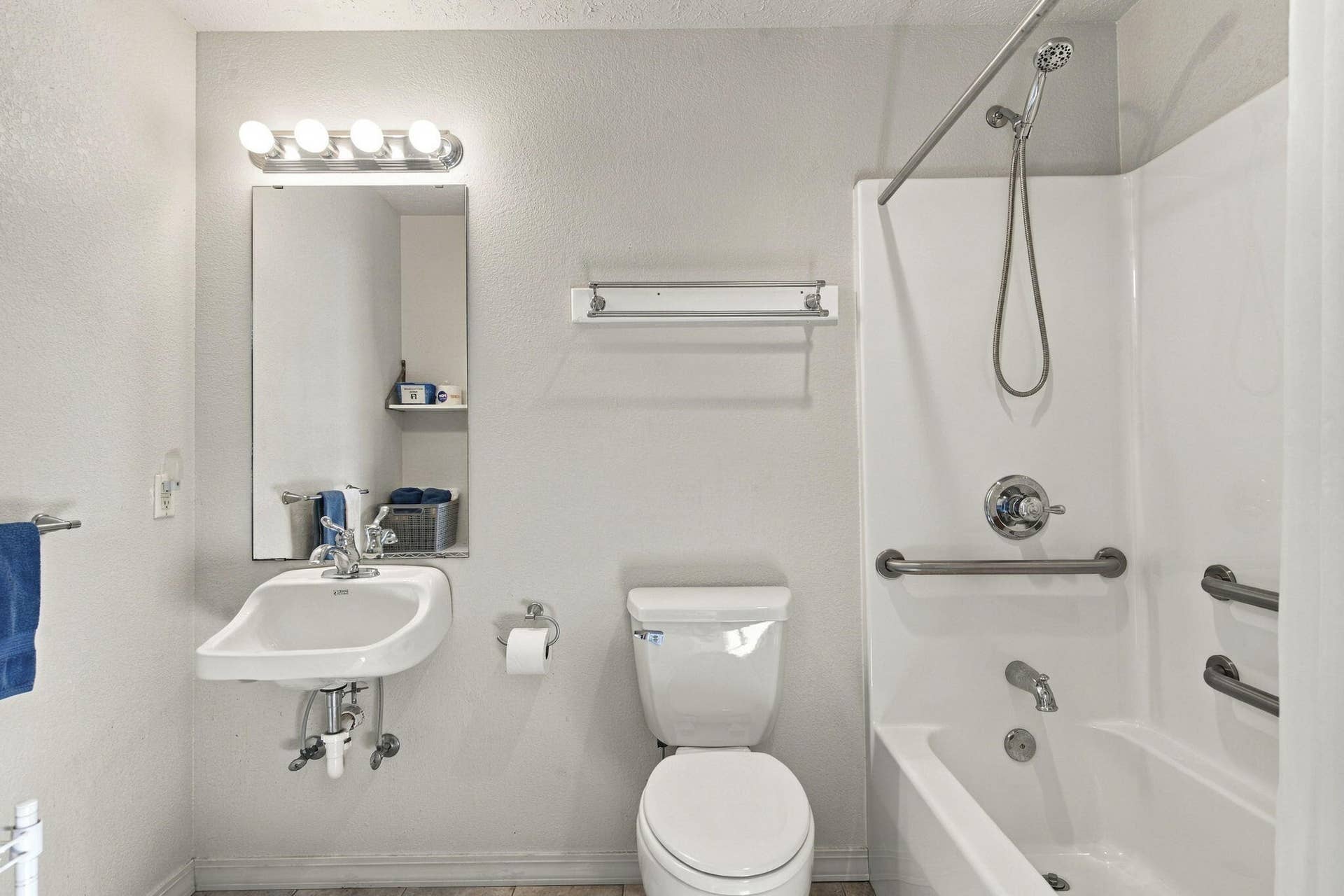 423 & 425 Eagle Drive, Reeds Spring, MO 65737 Unit 22 Bathroom 1